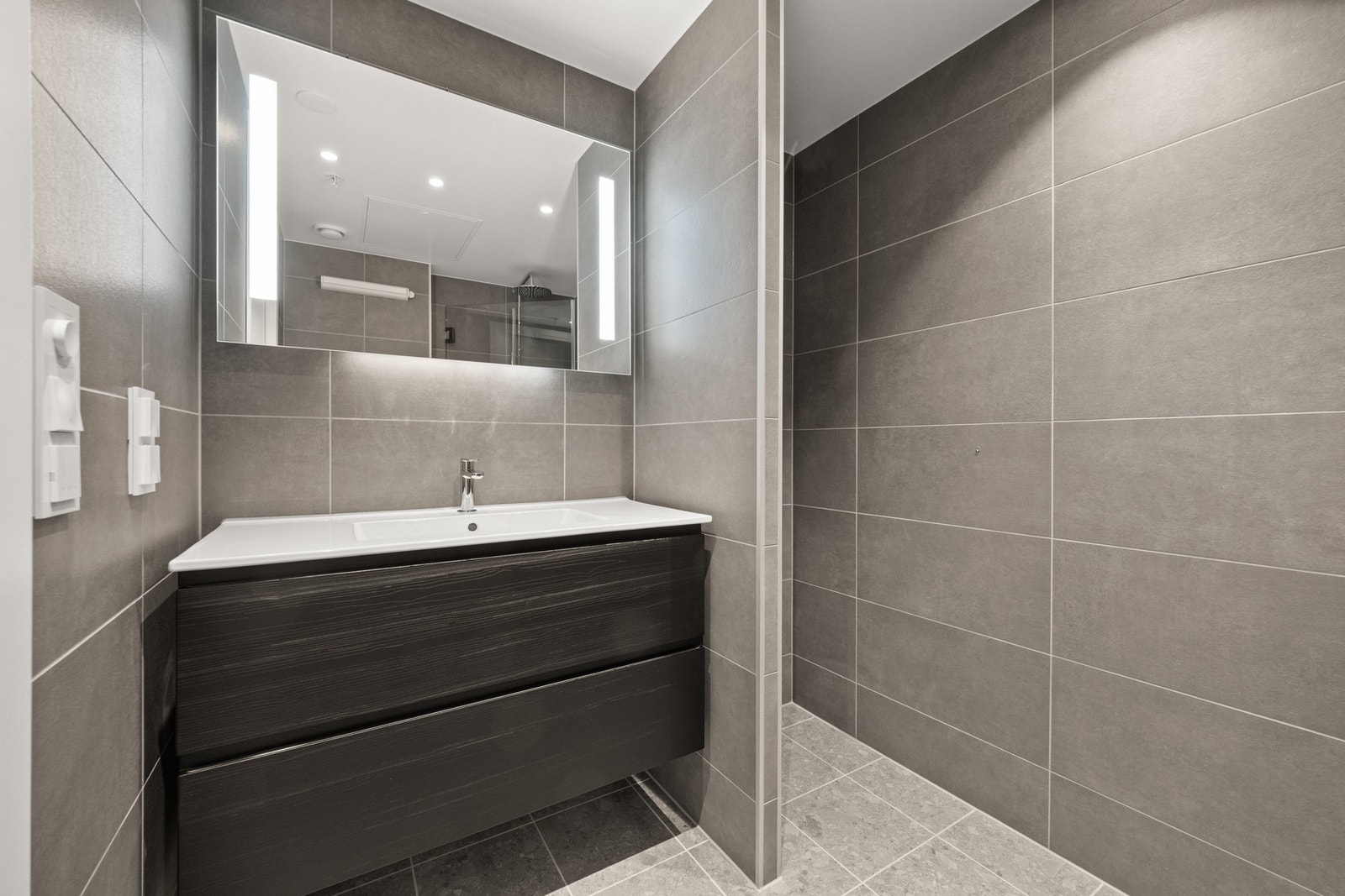 Lekkert flislagt bad i stilen Nordisk Eleganse fra prosjektets konsept Galleribilde