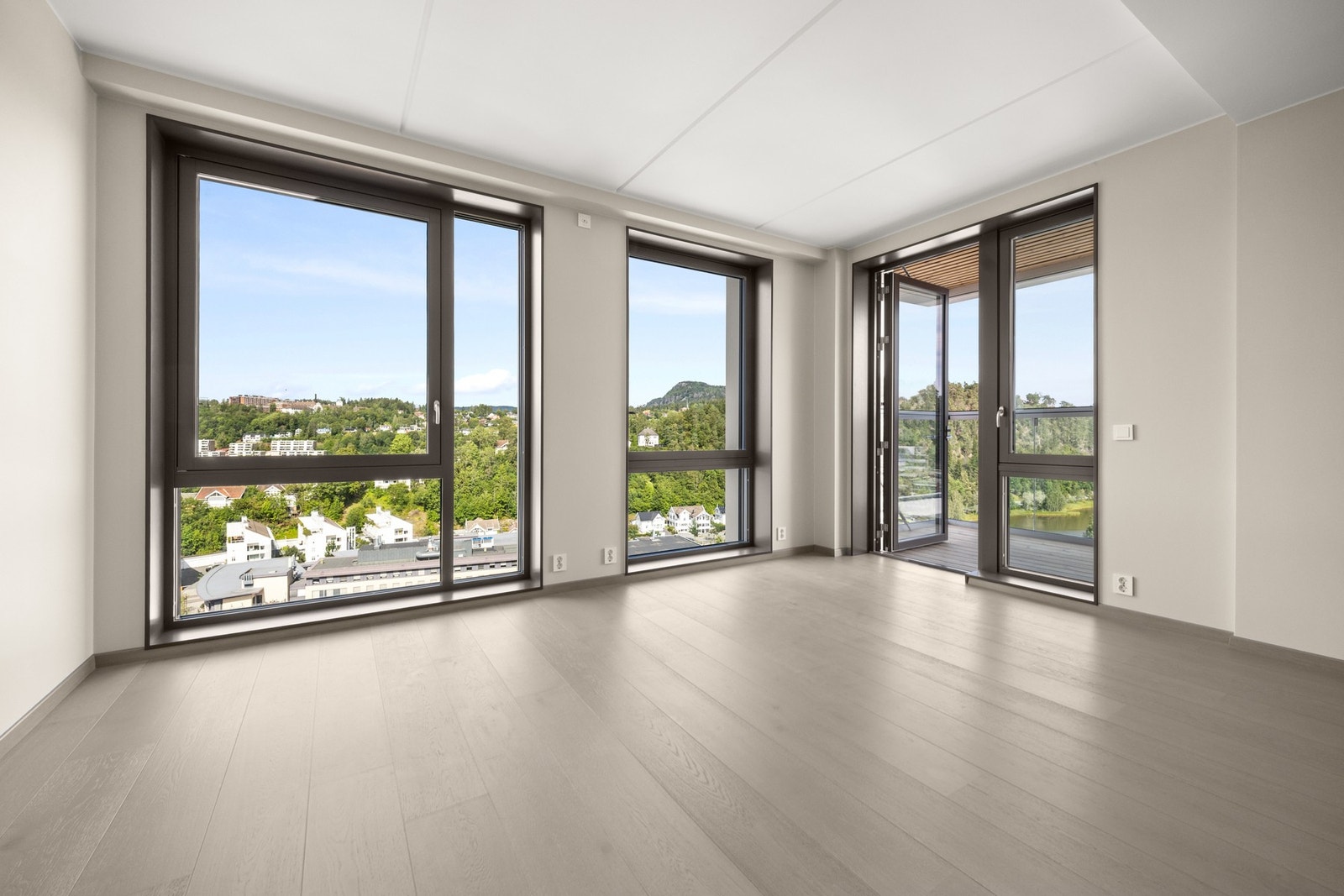 Store gulv-til-tak vinduer og skyvedør med mulighet for å åpne fullt Galleribilde