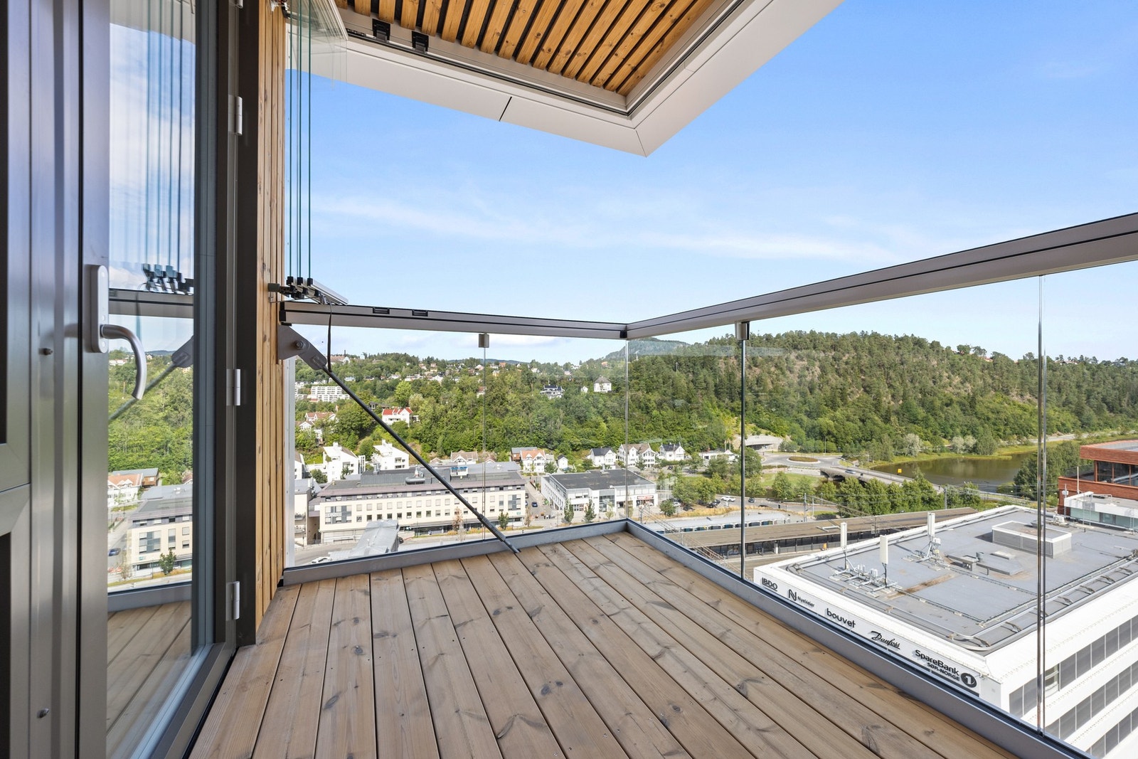 Hjørnebalkongen er innglassert men kan åpnes Galleribilde