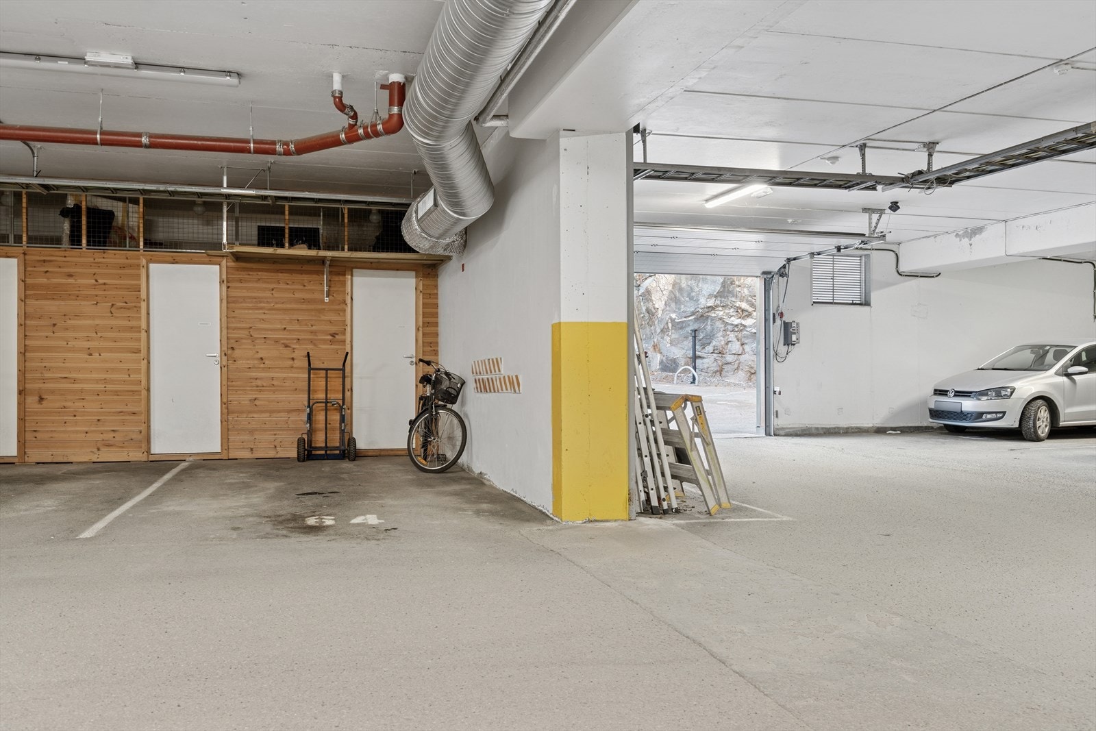 Leiligheten disponerer p-plass i felles garasjeanlegg med en kjekk sportsbod i bakkant - Mulighet for etablering av lader for elbil Galleribilde