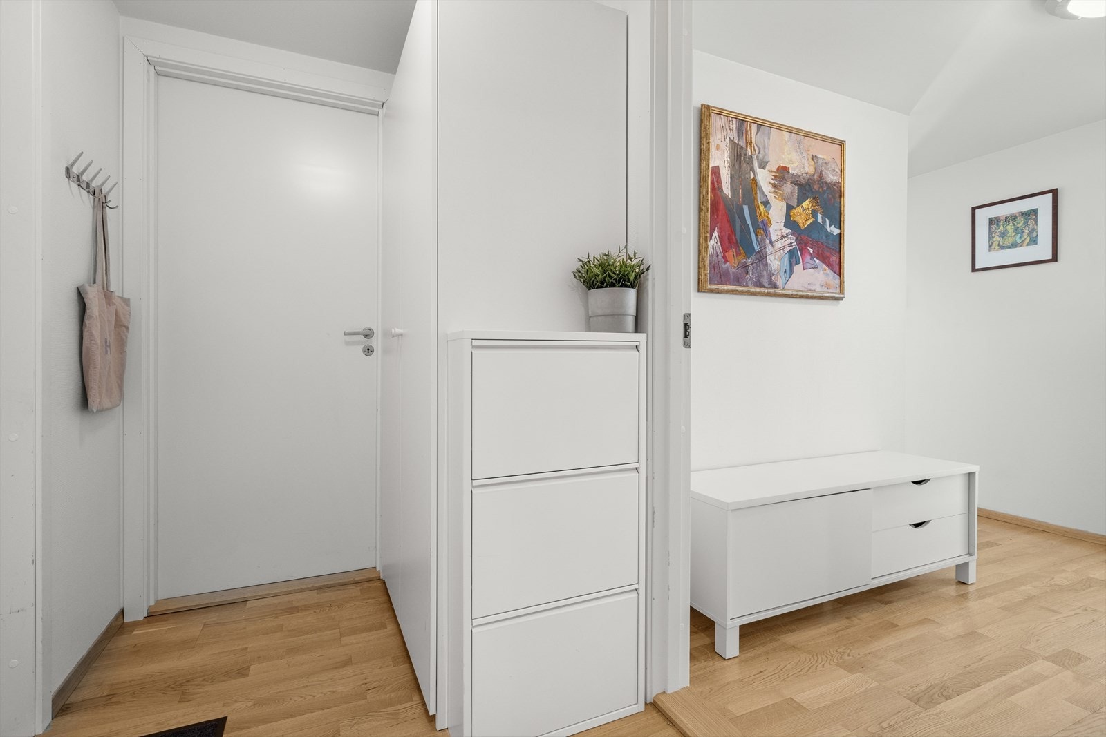Du ønskes velkommen inn i en lys og hyggelig entrè utstyrt med garderobeskap - Herfra har du også tilgang til den innvendige boden, som gir ytterligere lagringsmulighet Galleribilde