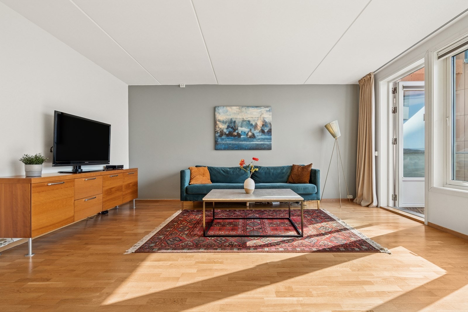 Leiligheten har balansert ventilasjon som bidrar til bedre inneklima - Oppvarming med elektriske varmekabler på bad og for øvrig panelovner Galleribilde