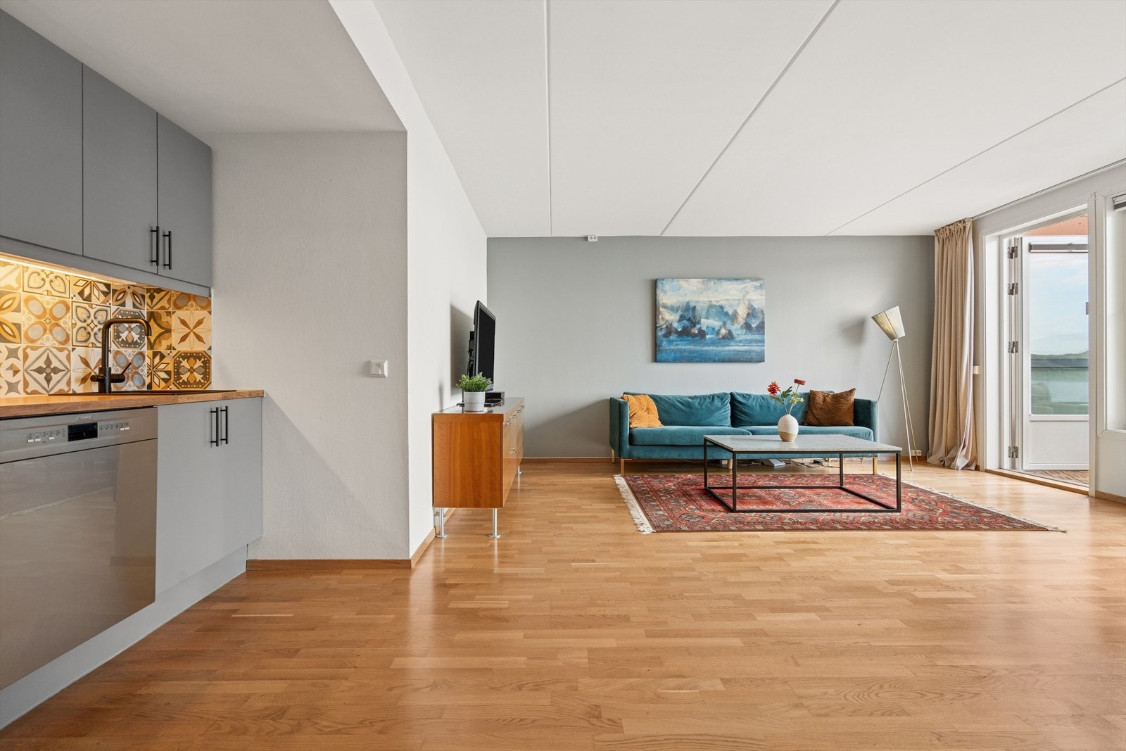 Stuen er møbleringsvennlig utformet med plass til både sofagruppe og spisebord. Galleribilde