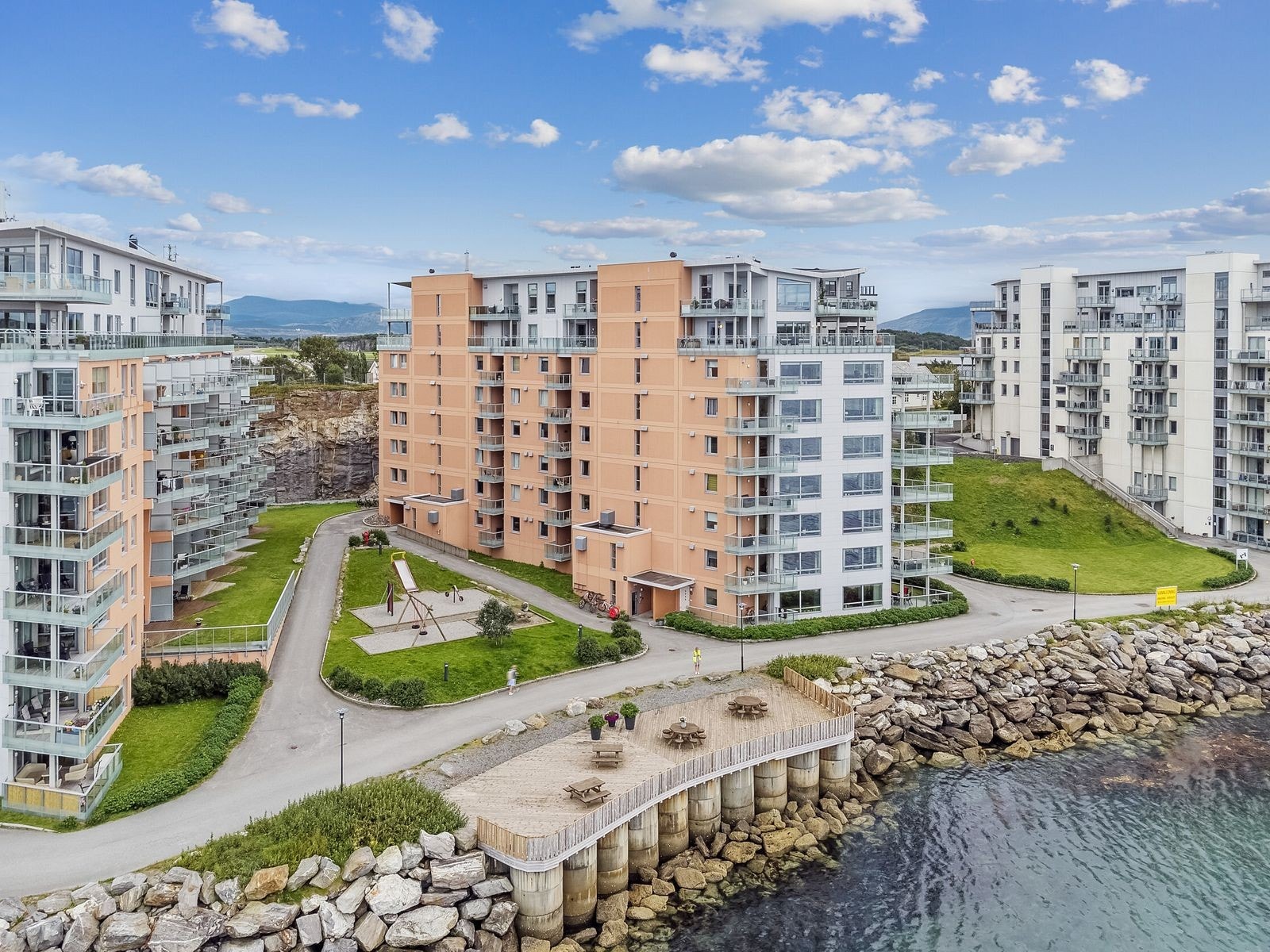 Borettslaget har hyggelige fellesområder med bl.a. lekeplass og benker. Galleribilde