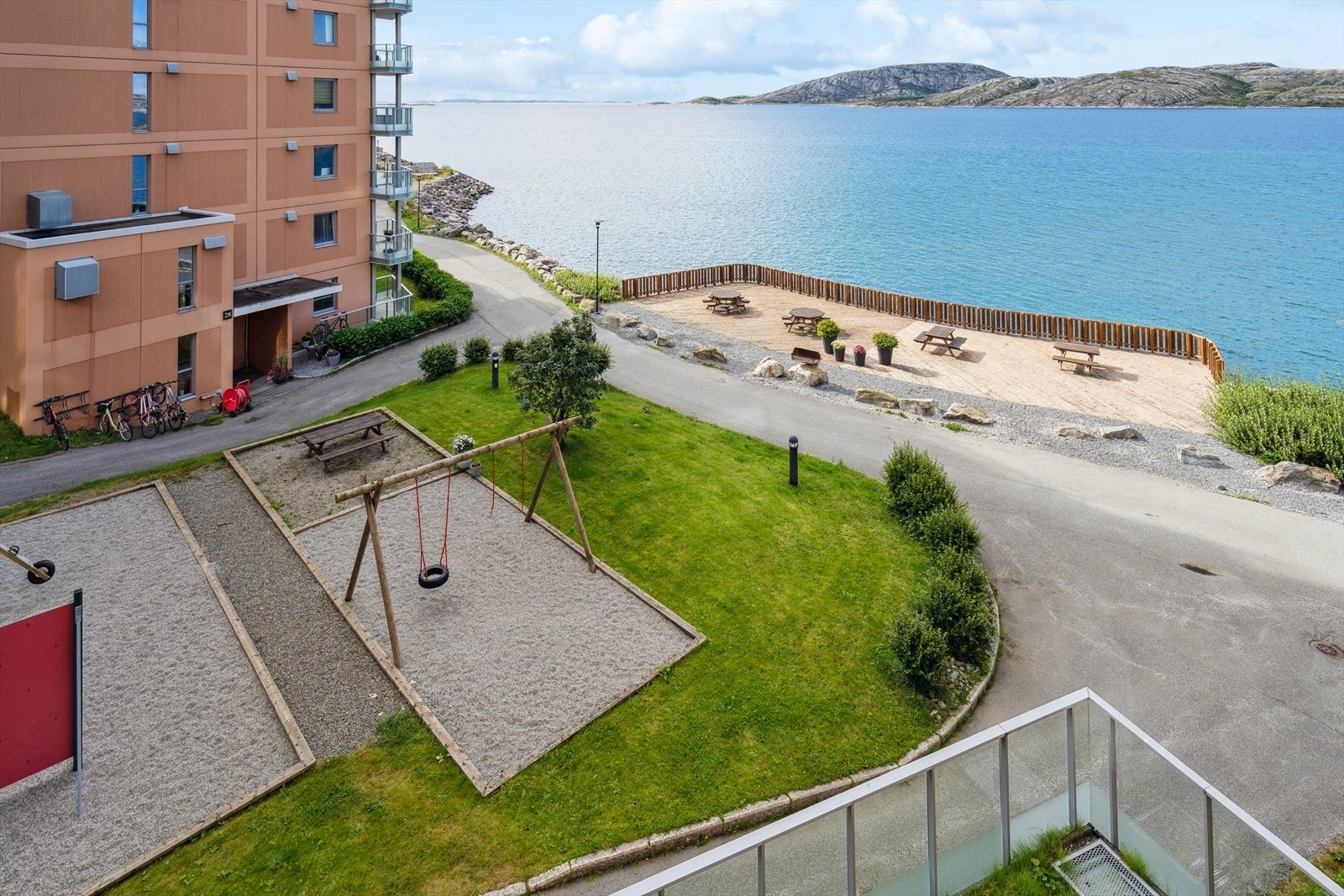 Borettslaget har hyggelige fellesområder med bl.a. lekeplass og benker Galleribilde
