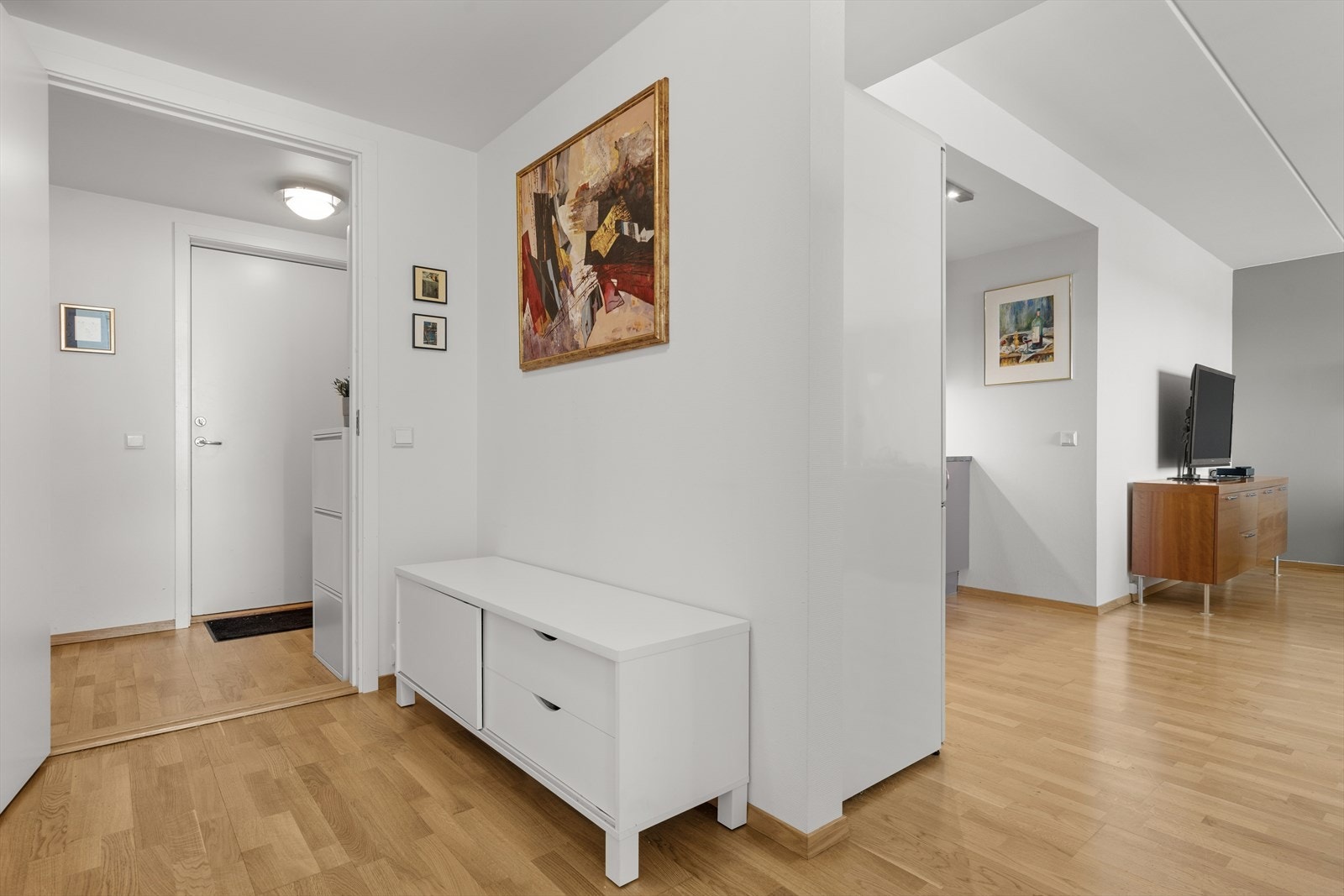Fra entrè/gang har du adkomst til badet, begge soverommene og videre inn i stue/kjøkken Galleribilde