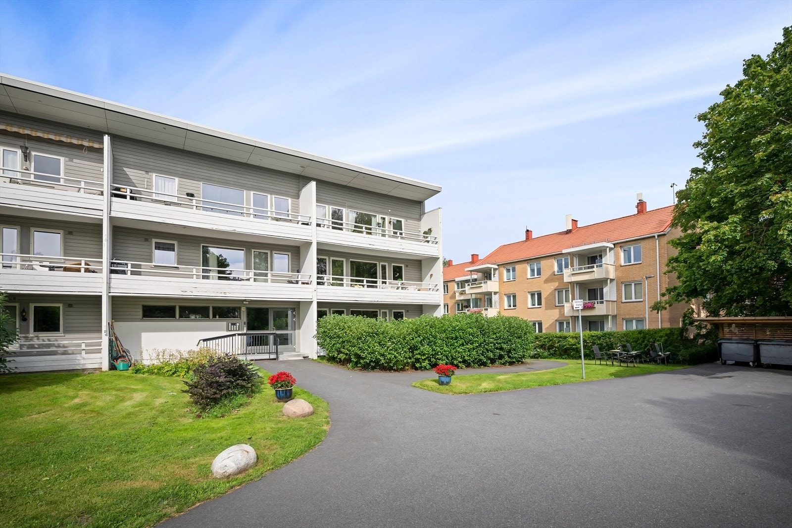 Gårdsplass med gressplen og parkeringsplasser Galleribilde