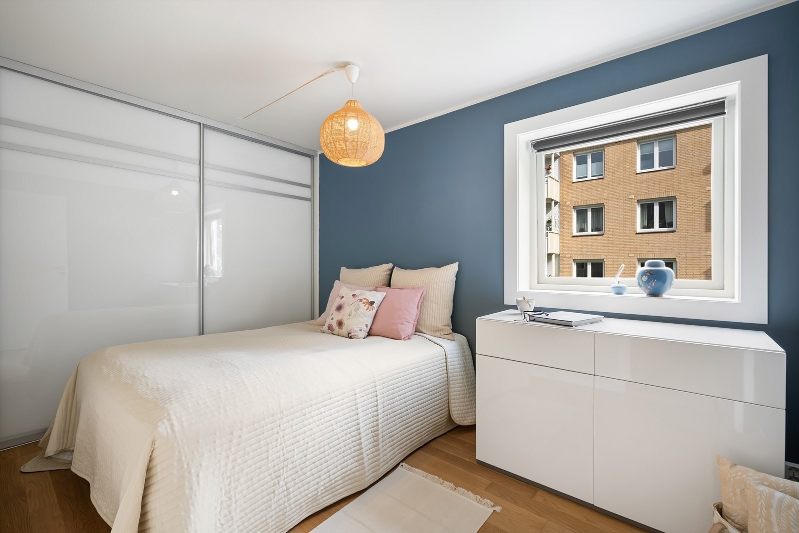 Hovedsoverom med skyvedørsgarderobe Galleribilde