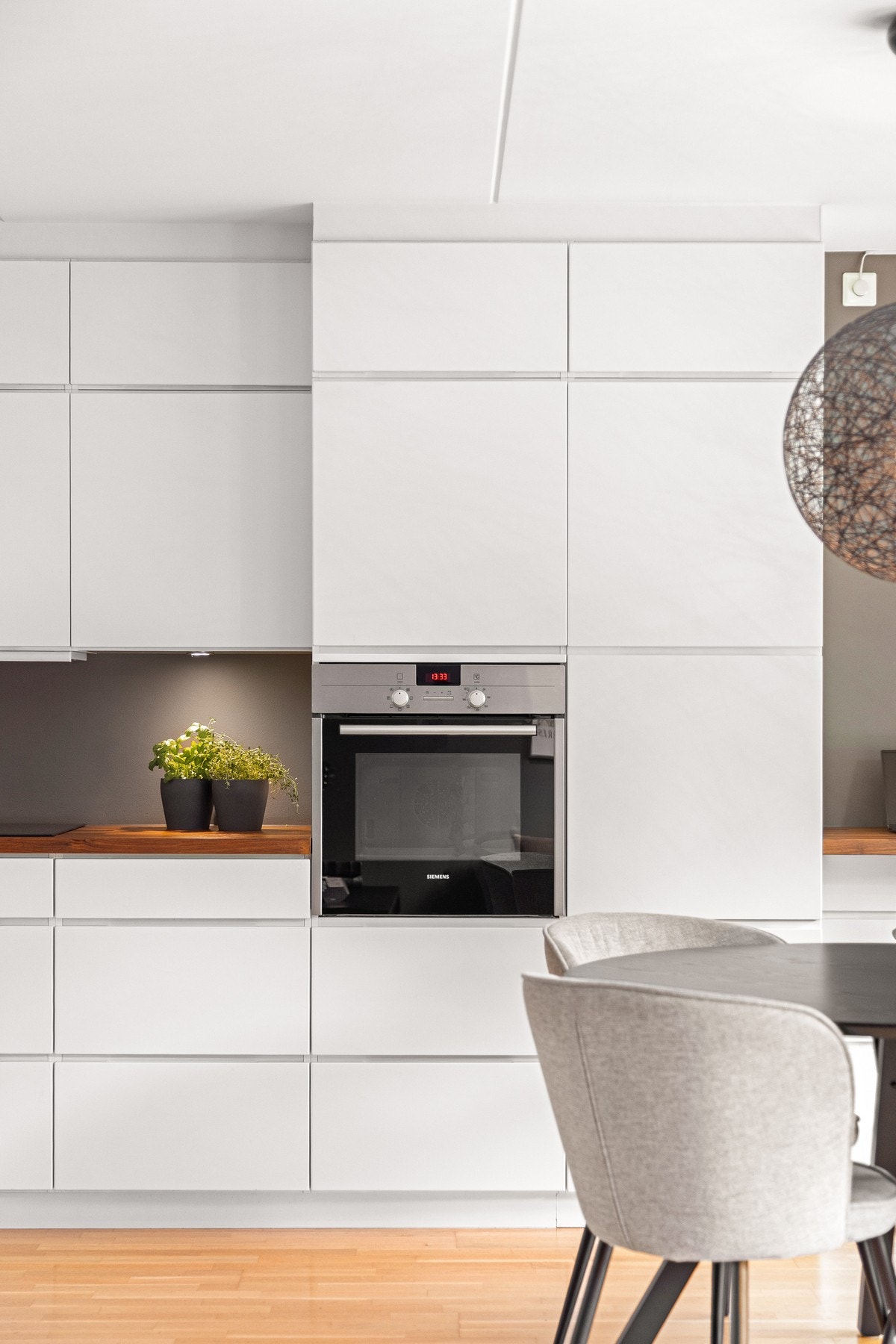 Kjøkkenet er godt utnyttet med skapplass og fine arbeidsoverflater. Galleribilde