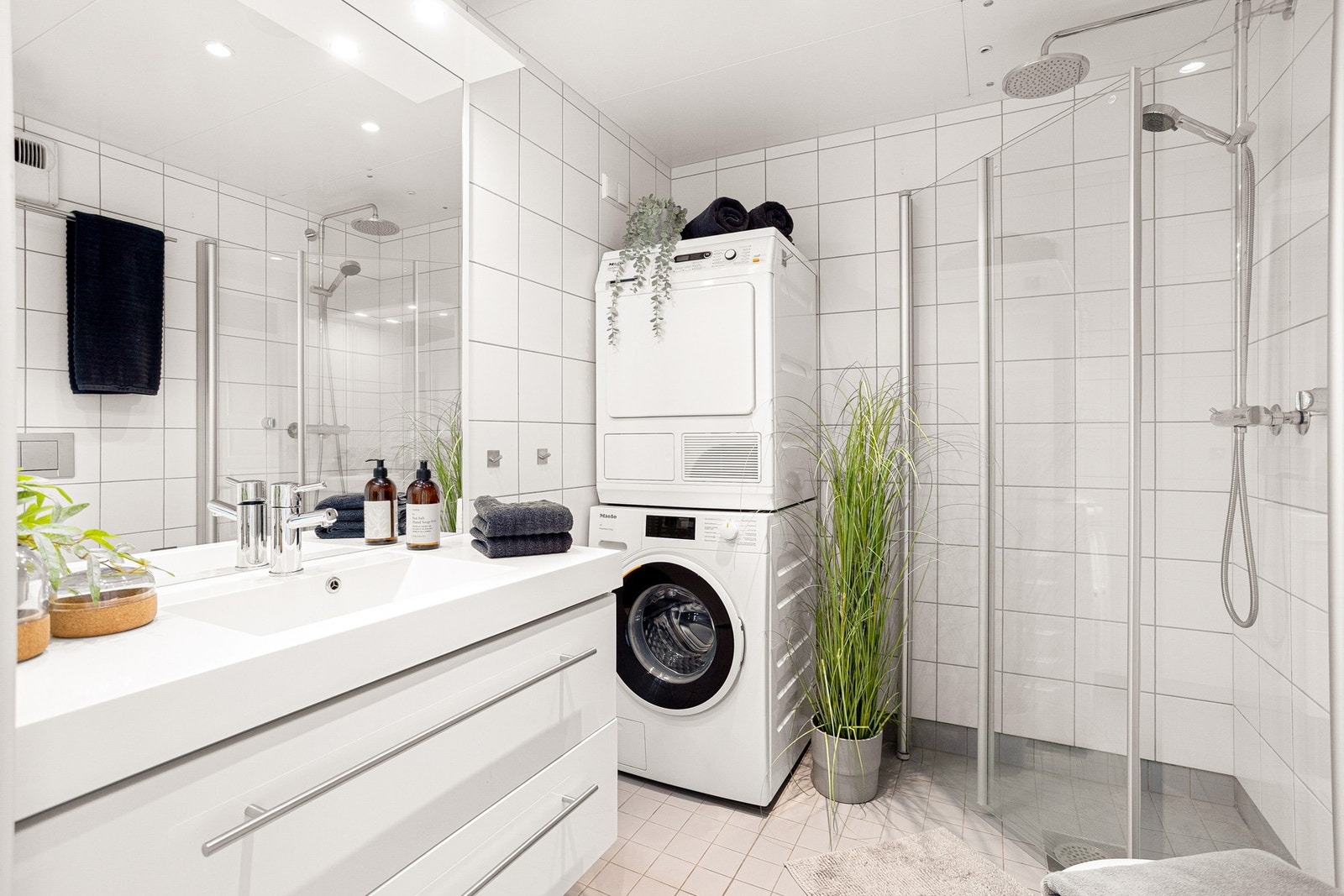 Boligens baderom er fra byggeår og fremstår som et praktisk og gjennomført våtrom med tidløse materialvalg. Rommet har flislagte gulv med behagelig gulvvarme samt flislagte vegger i et helhetlig uttrykk. Galleribilde