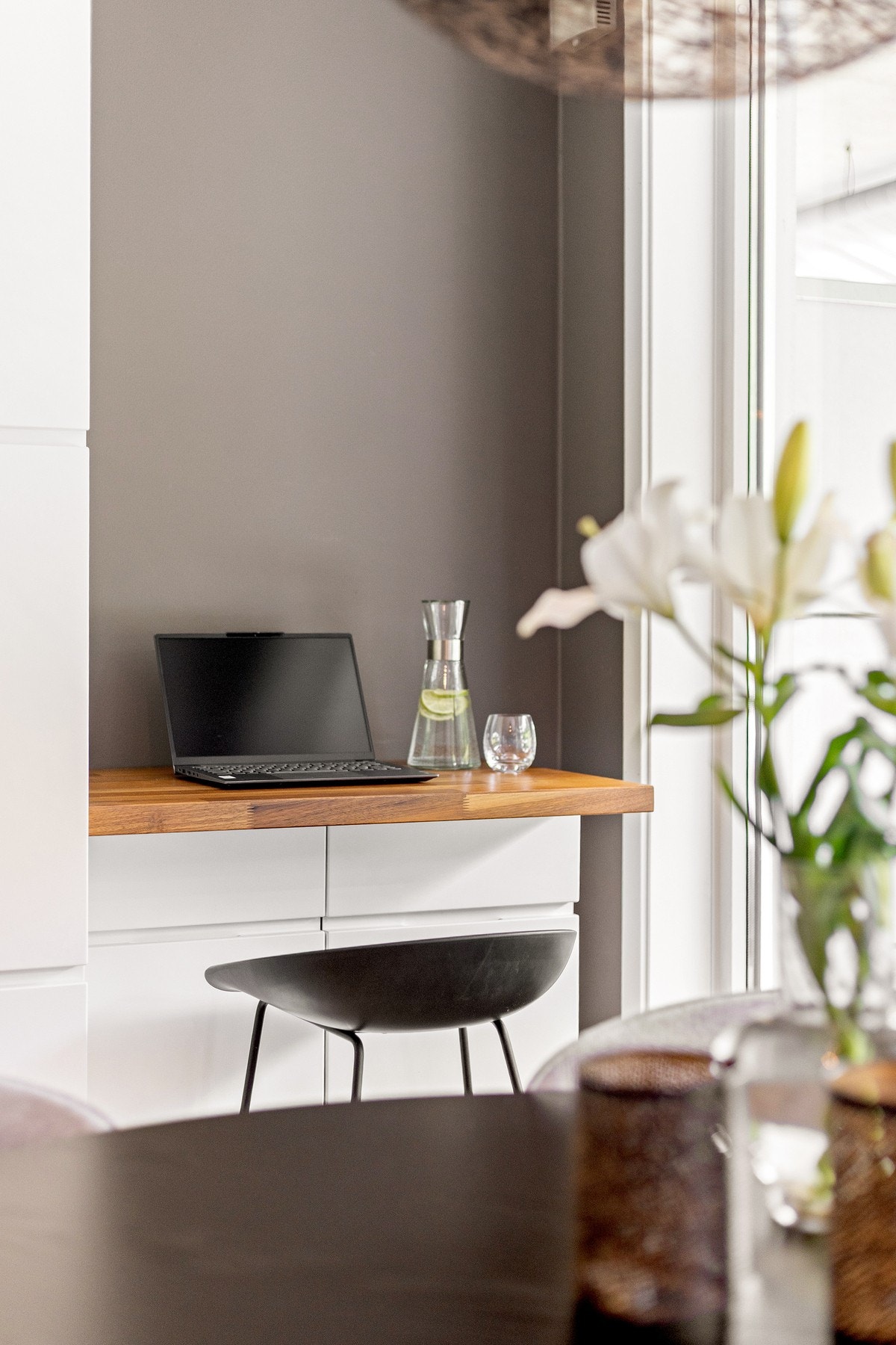 kjøkkenbenken er bygd videre ut slik at du får en praktisk seksjon til eksempelvis hjemmekontor. Galleribilde