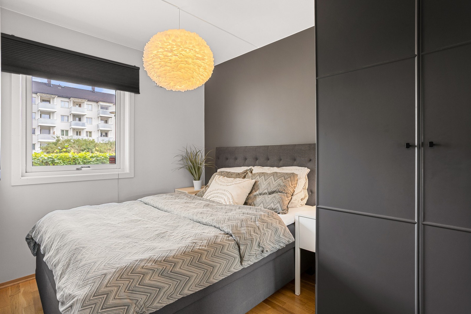 Det andre soverommet har også en fin størrelse. Dette rommet er svært allsidig og egner seg perfekt som barnerom, gjesterom og/eller hjemmekontor. Galleribilde