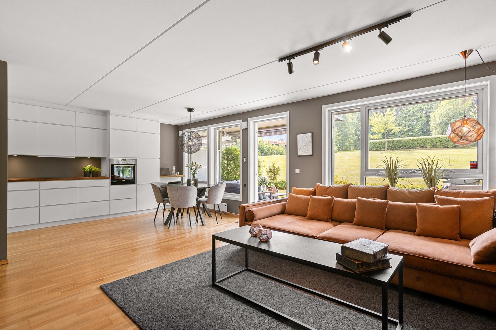 Det er god plass til spisebord med tilhørende møblement som vil få en naturlig plassering mellom stue- og kjøkkensonen. Galleribilde