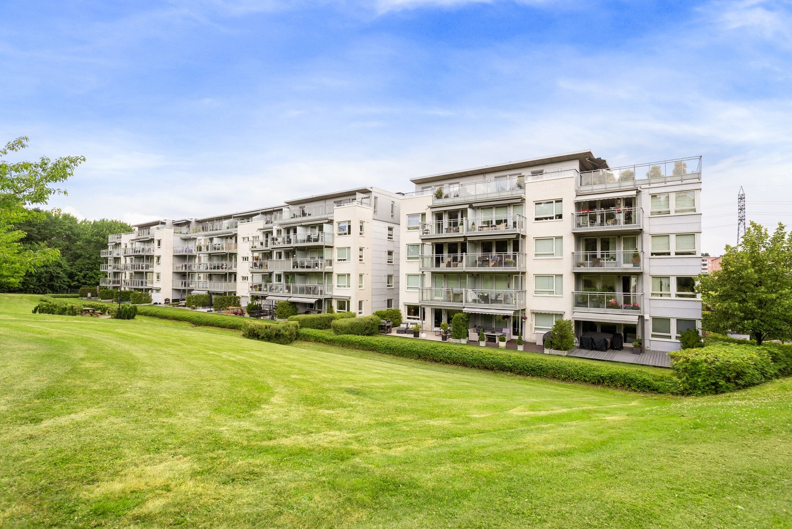 Svartdalsveien 75 har en svært attraktiv beliggenhet i et veletablert og populært boligområde som kombinerer nærhet til både by og natur. Galleribilde