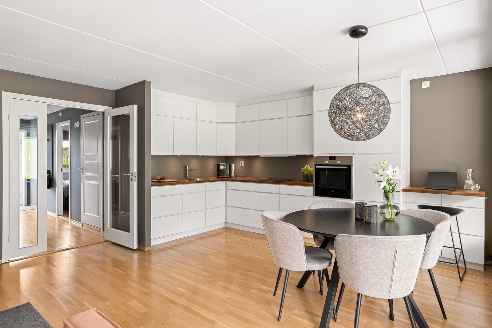 Kjøkkenet har en praktisk og sosial åpen løsning som bidrar til god kontakt mellom matlagingssonen og oppholdsrommet. Galleribilde