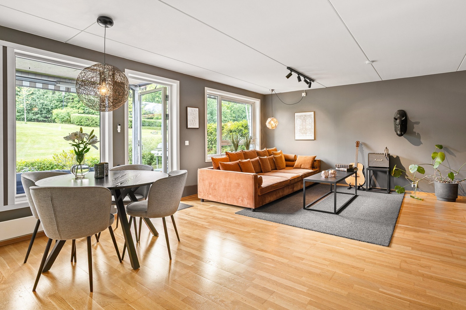 Her får du godt med naturlig lys fra generøse vindusflater noe som bidrar til en lys og luftig romfølelse. Galleribilde