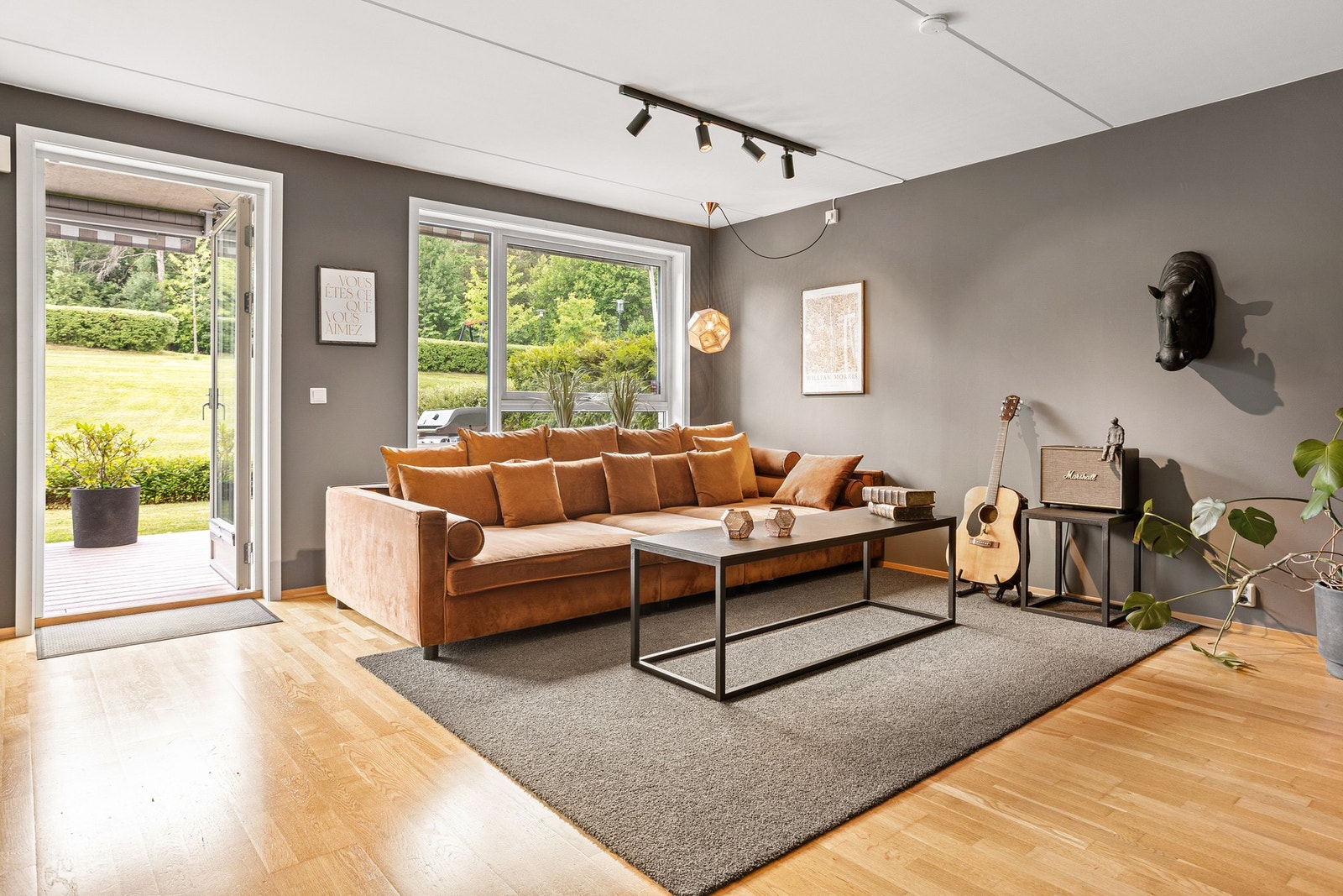 Stuen har gode innredningsmuligheter hvor det er god plass til sofa, salongbord og tv-møblement. Galleribilde