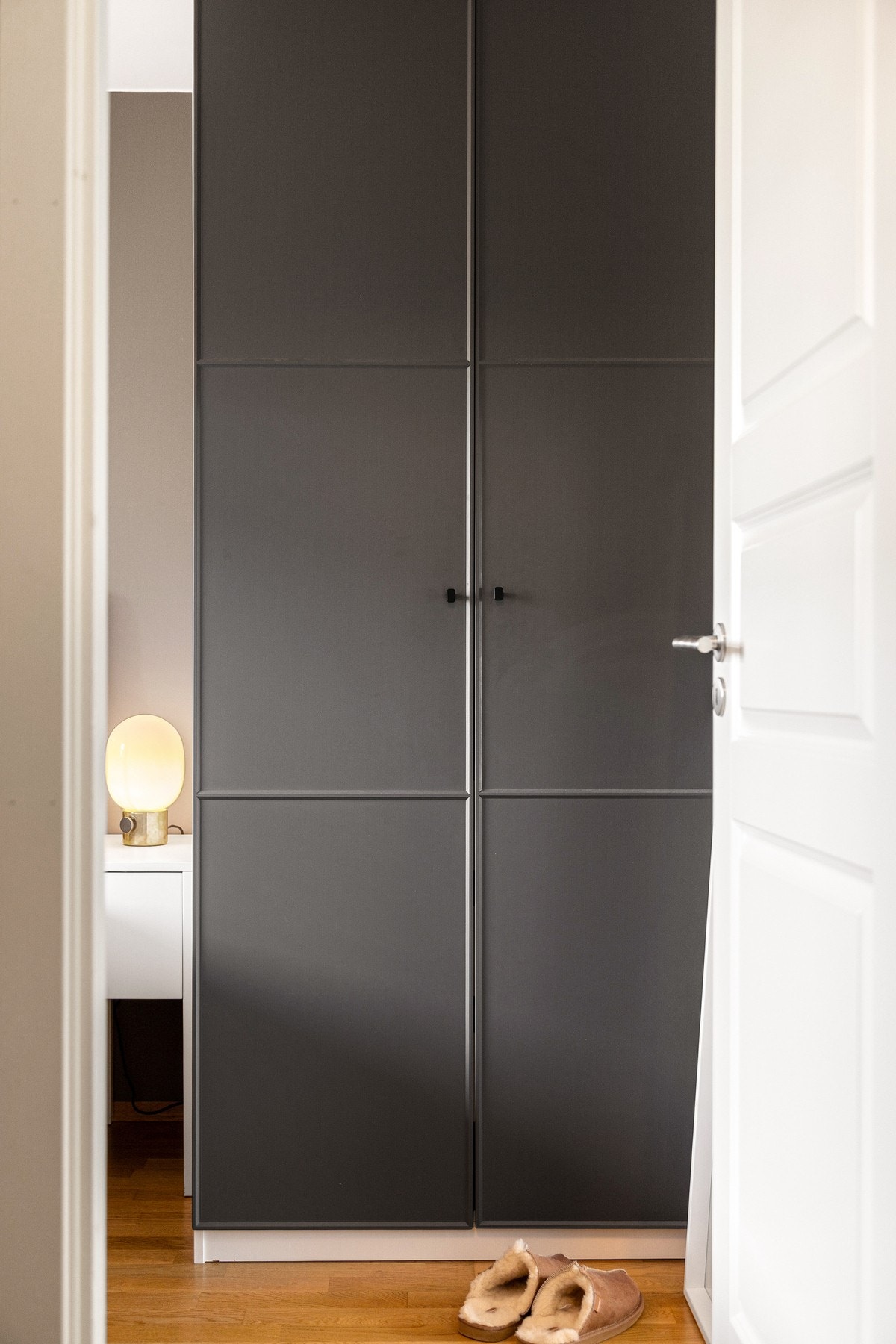 Fin plass til skap som sikrer en ryddig garderobe. Galleribilde