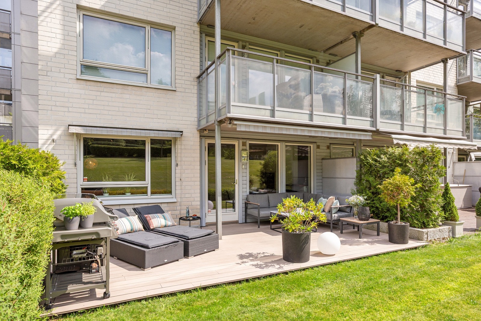 Med utgang fra stuen får du en herlig markterrasse på ca. 23 m² som er delvis overbygget. Galleribilde
