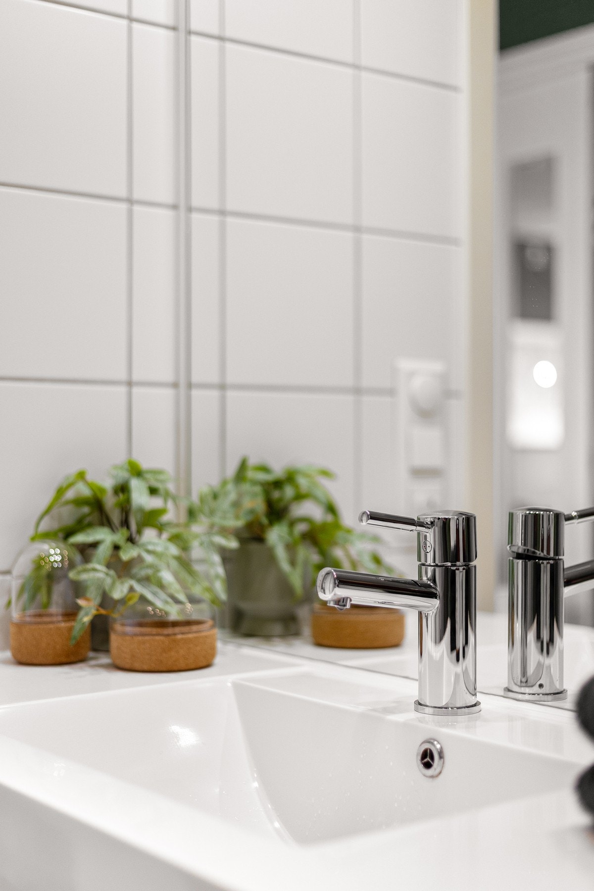 Badet er innredet med vegghengt servantmøbel med heldekkende servant og ett-greps armatur. Over servanten er det speil med integrert belysning. Galleribilde