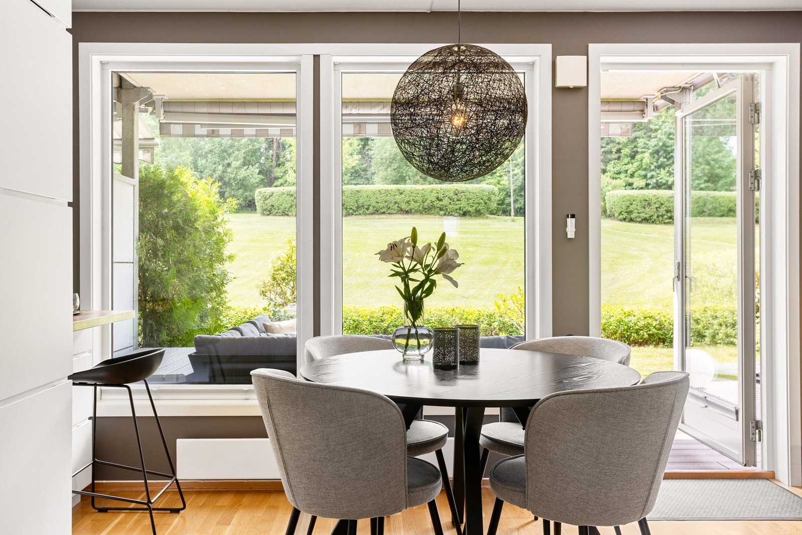 Store vindusflater vender ut mot et frodig og åpent grøntområde, og gir rikelig med naturlig lys og et vakkert utsyn. Galleribilde