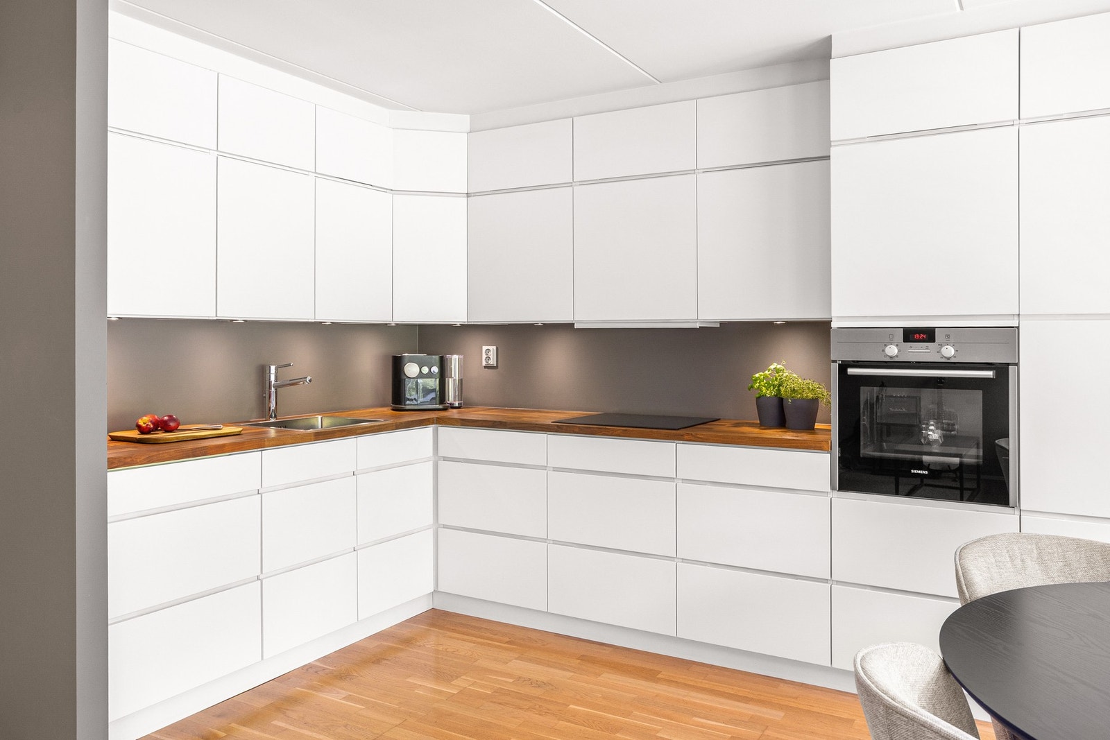 Her får du et pent og funksjonelt Kvik kjøkken fra 2014, som fremstår stilrent med glatte fronter og benkeplate av laminat. Galleribilde