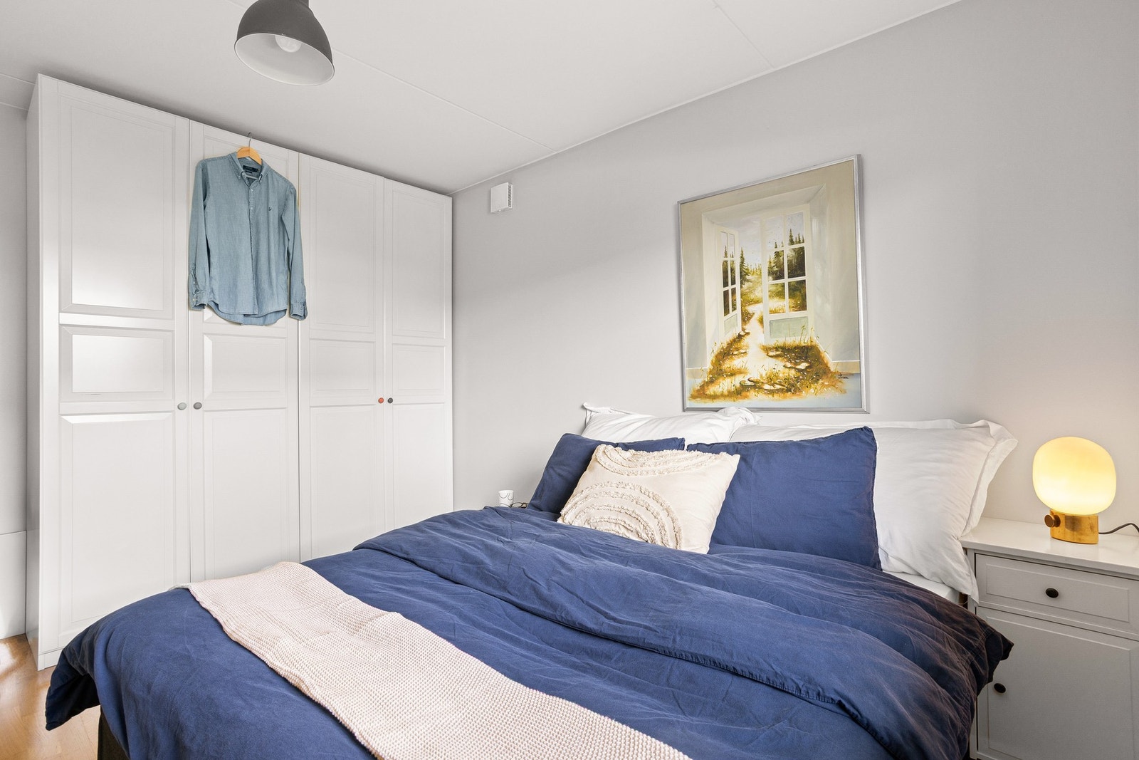 Hovedsoverommet er romslig, med plass til stor seng, nattbord og oppbevaringsmøblement, slik at du kan skape en komfortabel og personlig soveoase. Galleribilde