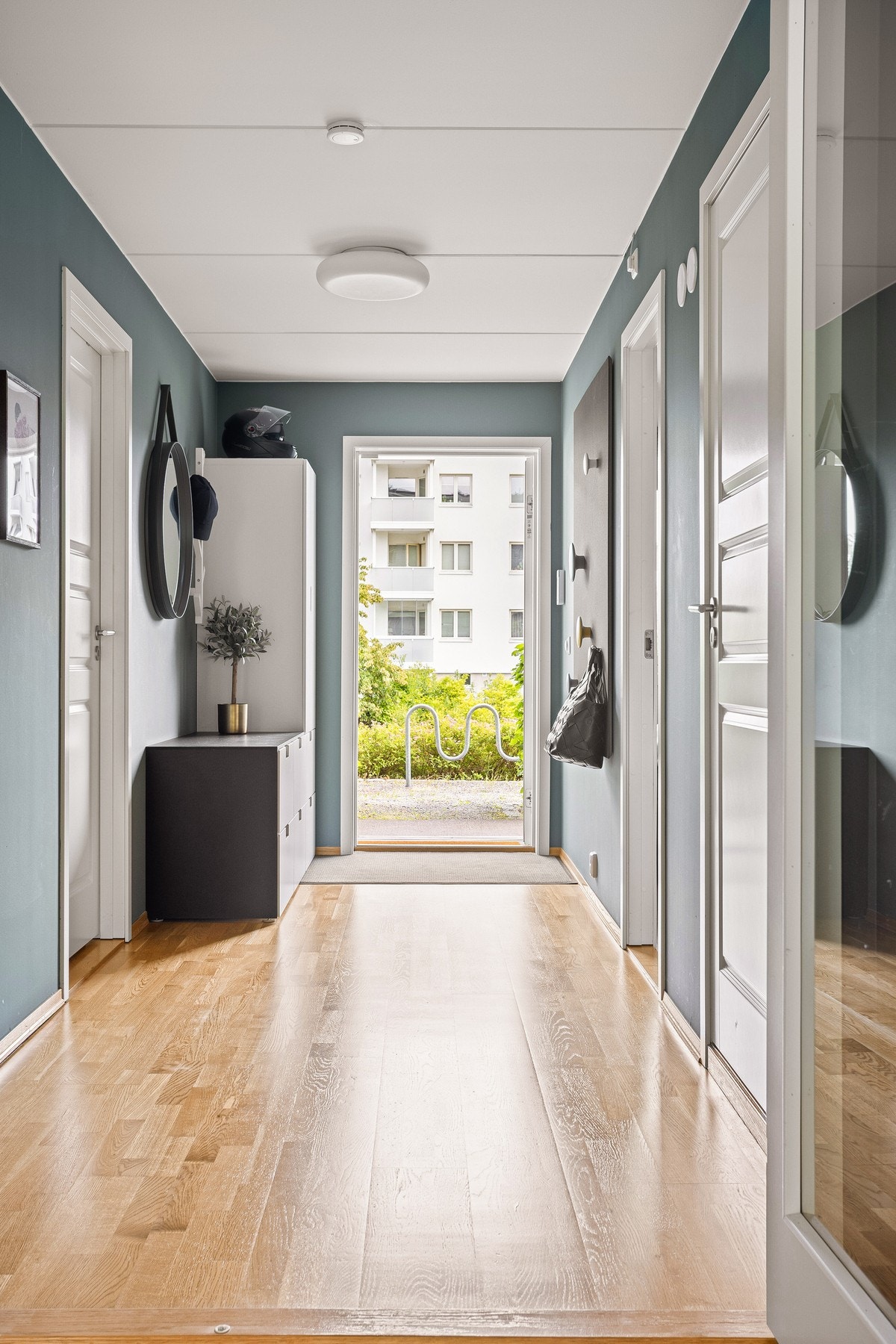 Entréen gir god plass for kommode, knagger, speil eller annet ønskelig møblement. Galleribilde