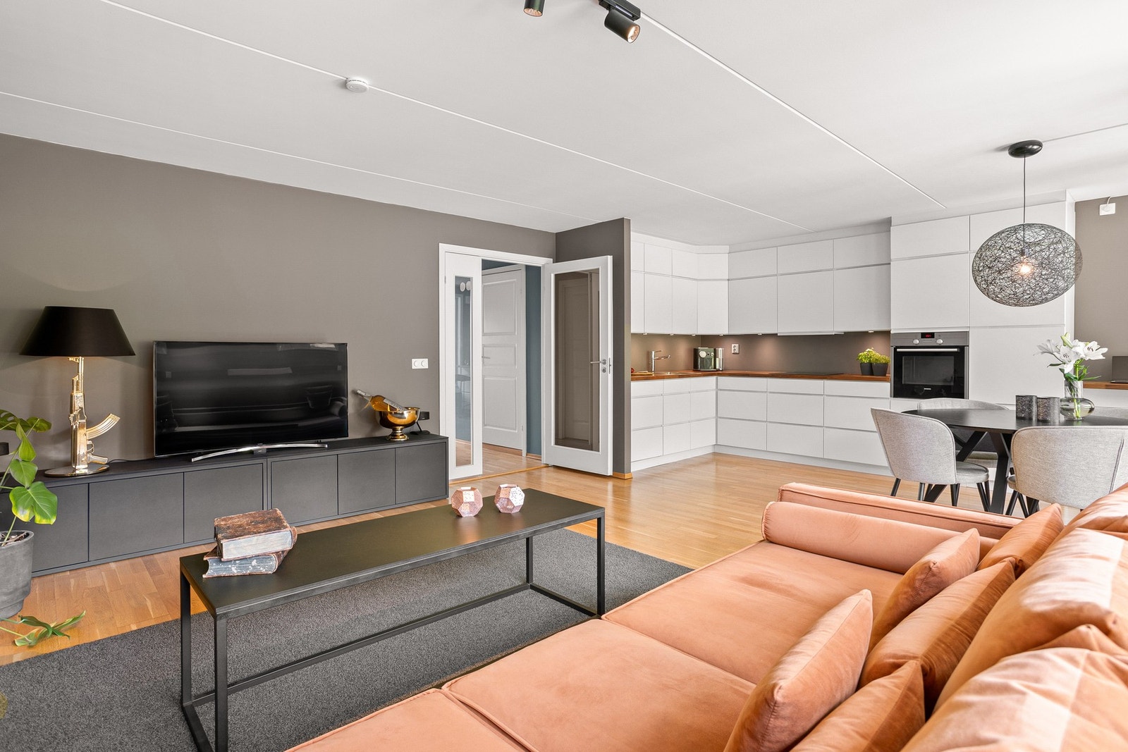 Gulvflater belagt med parkett. Vegger utført i glatte malte flater. Galleribilde