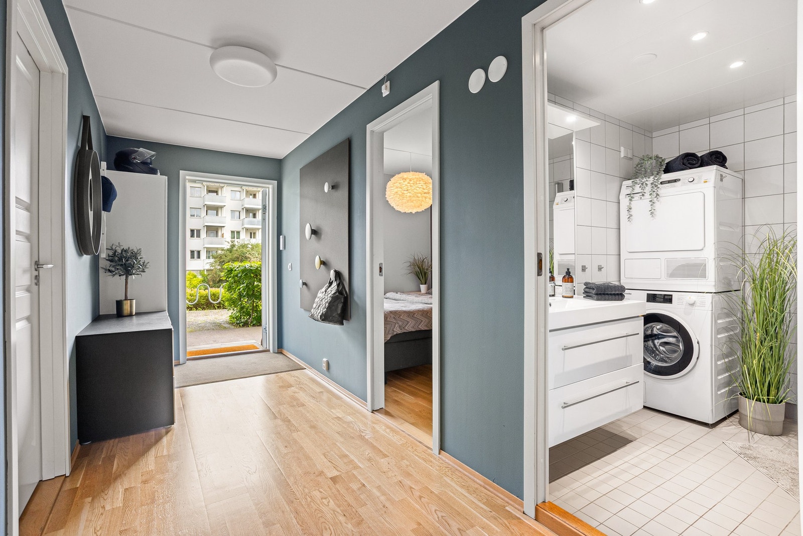 Allerede ved inngangsdøren får du et godt førsteinntrykk - en lys og innbydende entré ønsker deg velkommen og setter tonen for resten av boligen. Galleribilde