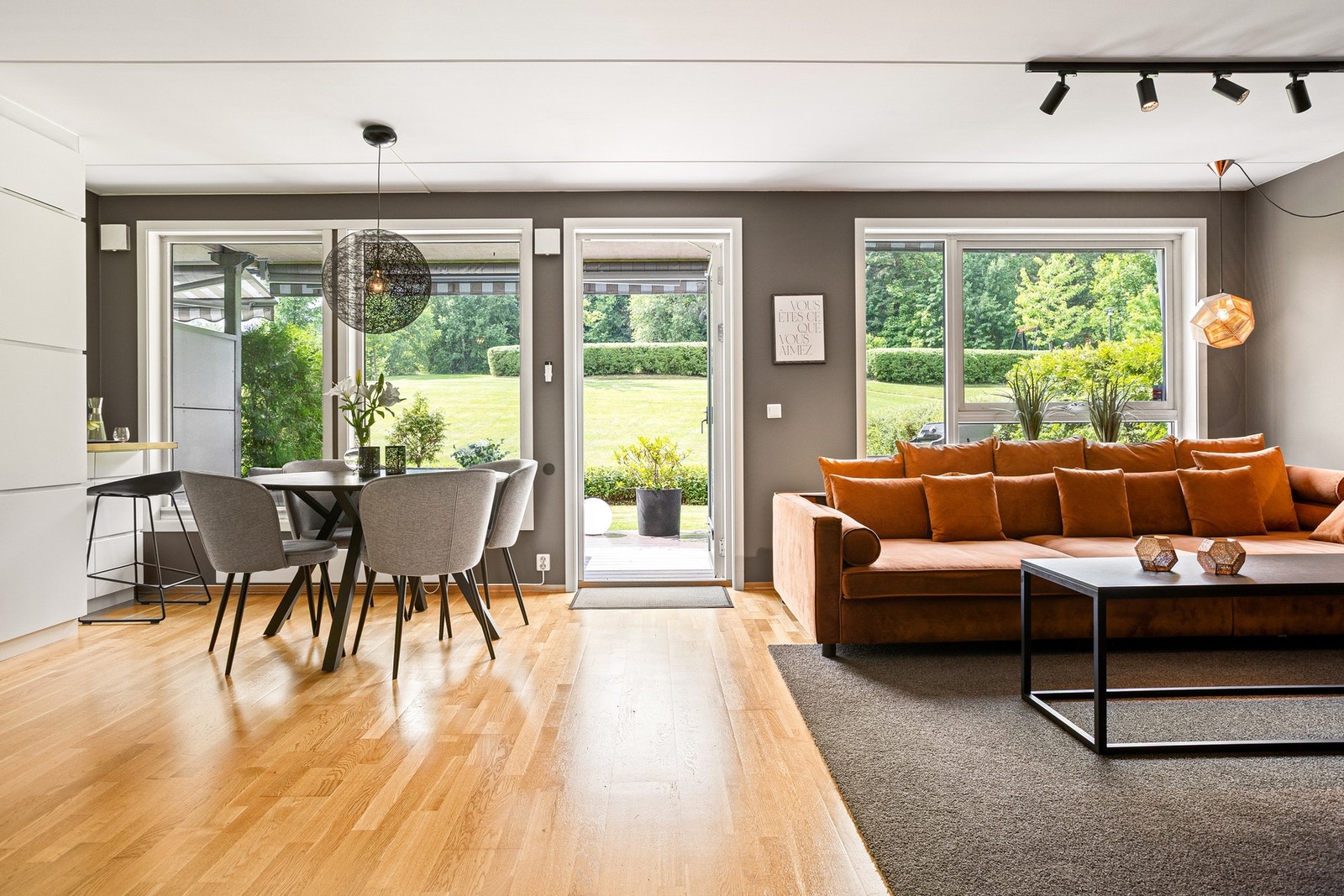 Boligen har en fin og sosial åpen stue- og kjøkkenløsning. Galleribilde