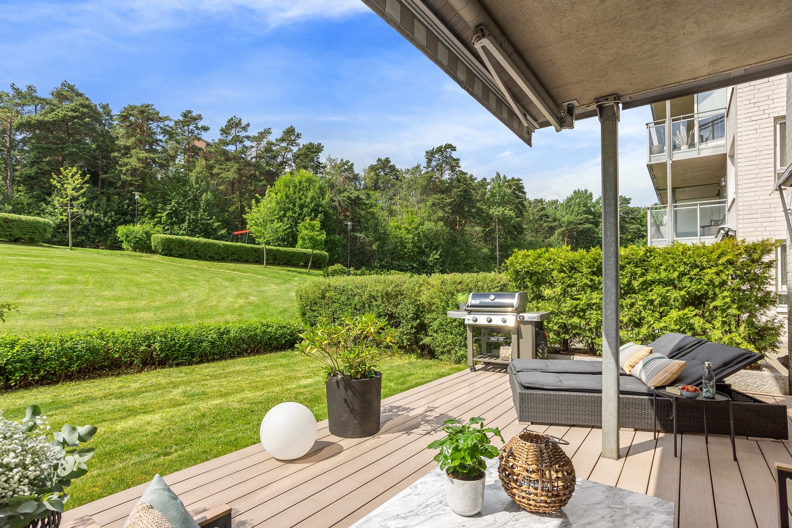 Den deilige uteplassen har en fin sørvestvendt plassering hvor du får ettermiddag og kveldssol ifølge nåværende eier. Galleribilde