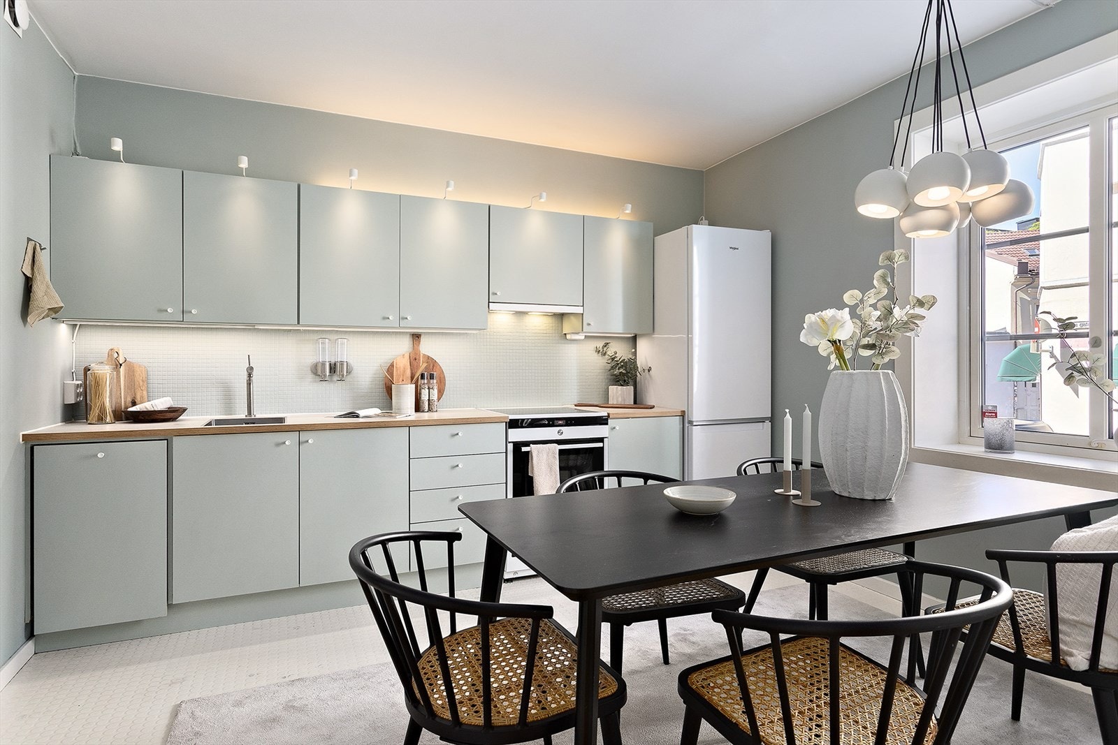 Kjøkkenet har innredning med glatte fronter, oppvaskmaskin og vannstoppsystem. Det er kjøkkenventilator med kullfilter Galleribilde