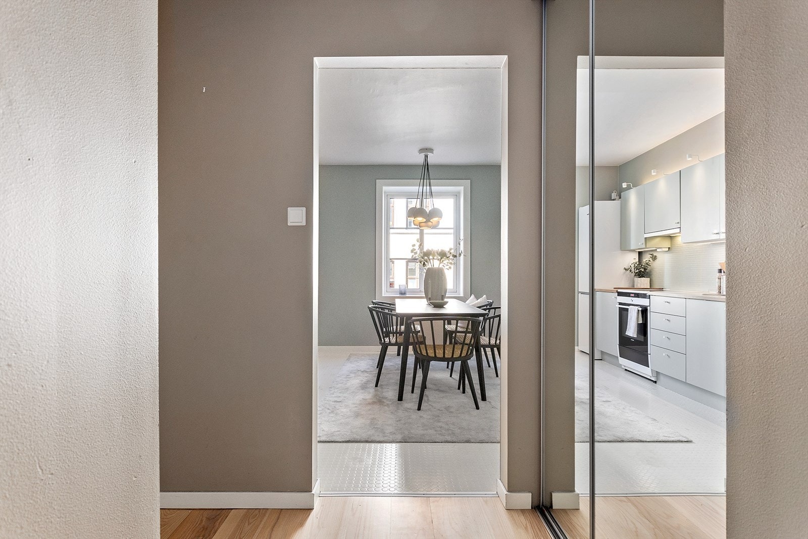 Godt med lagringsplass i entrèen Galleribilde