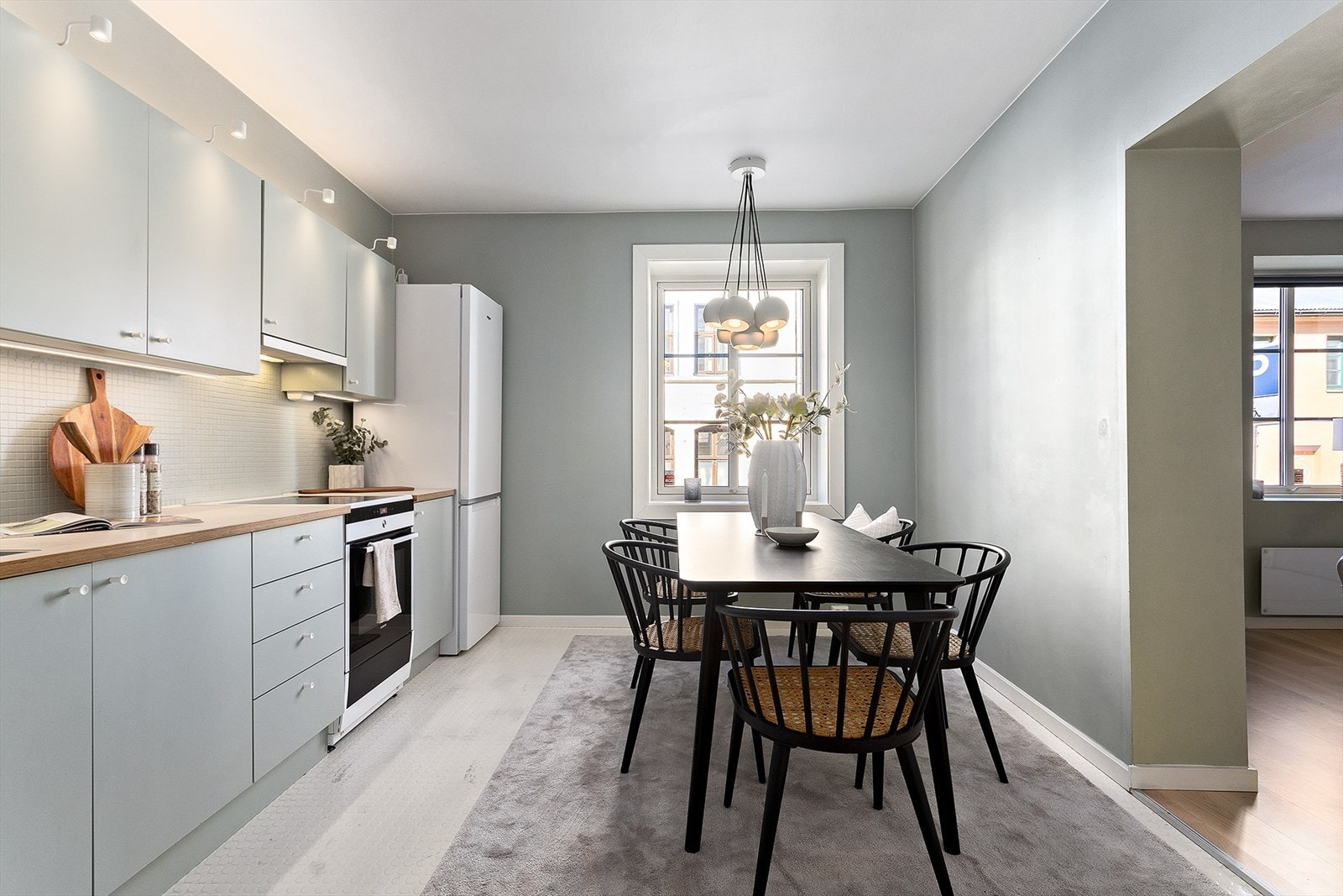 Meget romslig og delikat kjøkken Galleribilde