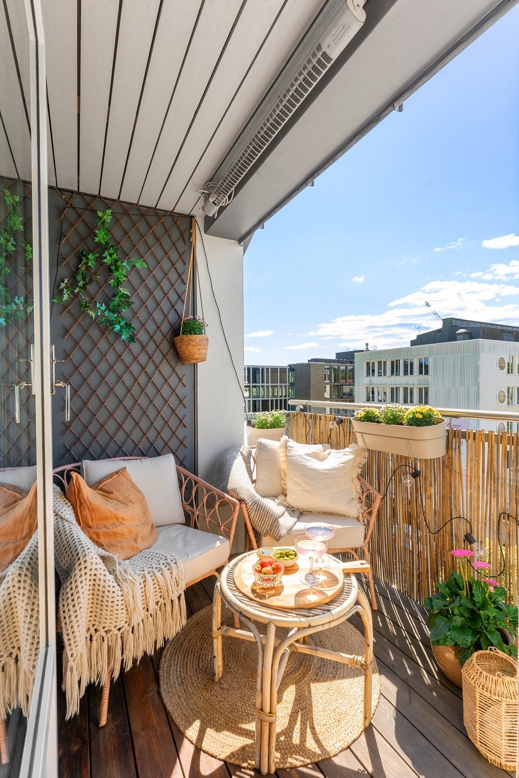 Fra stuen er det utgang til den vestvendte balkongen på ca. 5 kvm med varmelampe og stikkontakt Galleribilde