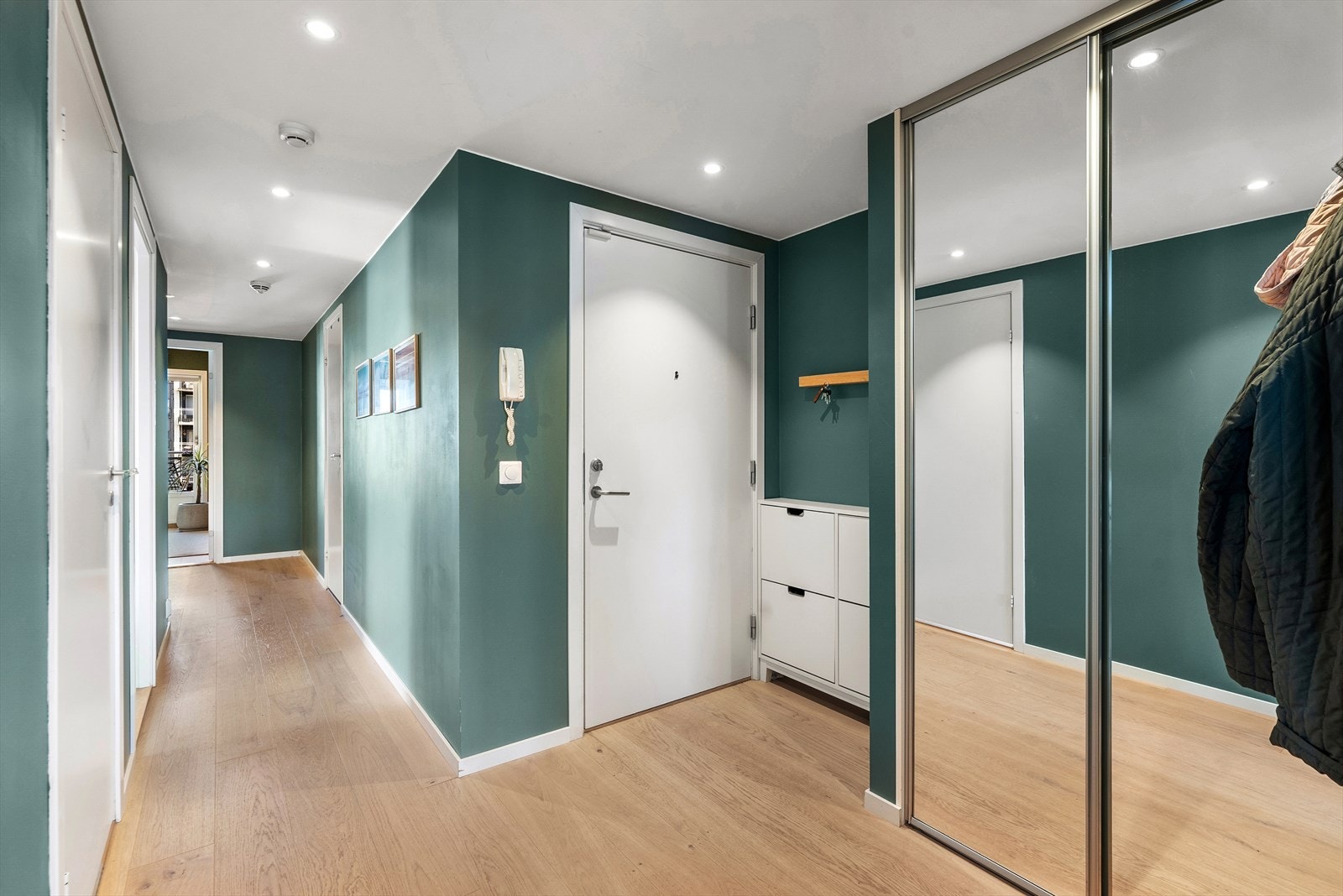 Leiligheten har en meget praktisk innvendig bod, og disponerer en ekstern bod i underetasjen på ca. 5 kvm Galleribilde