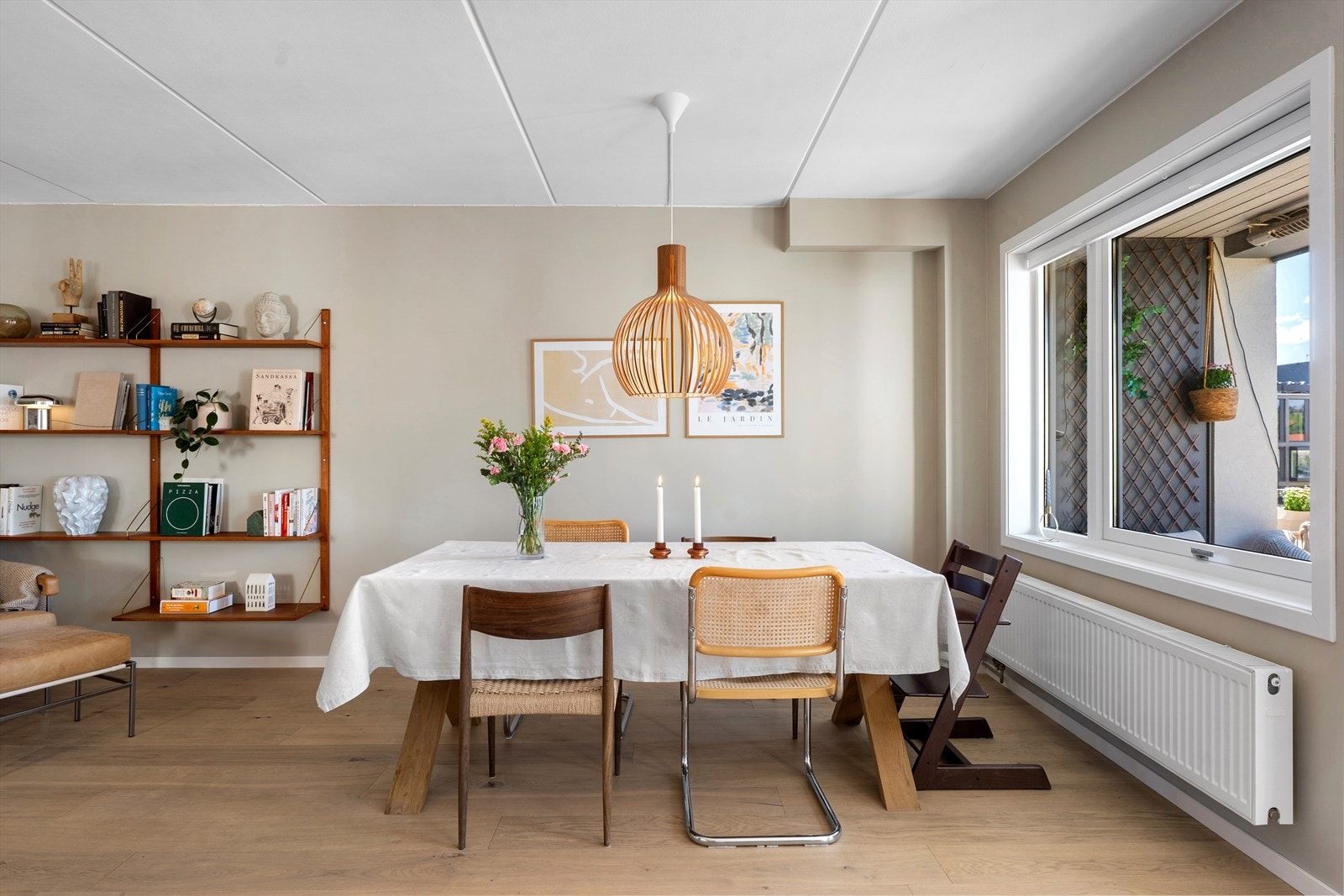 God plass til stor spisegruppe og øvrig møblement Galleribilde