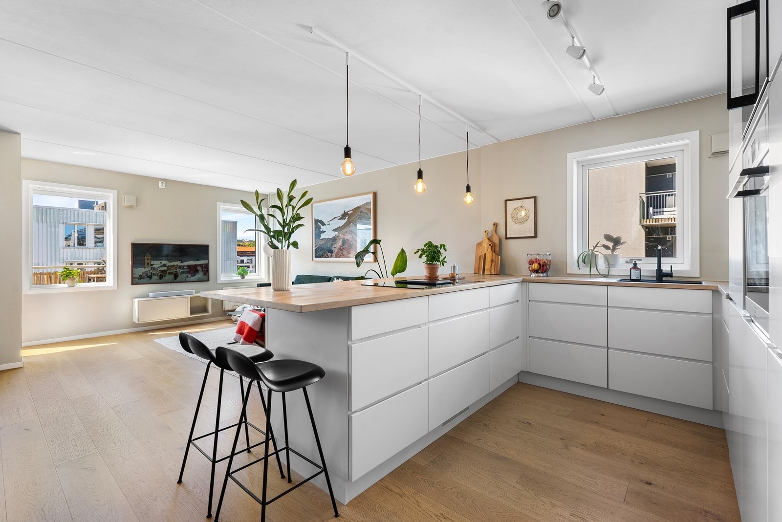 En lys og luftig 4-roms hjørneleilighet med gjennomgående planløsning og moderne standard Galleribilde