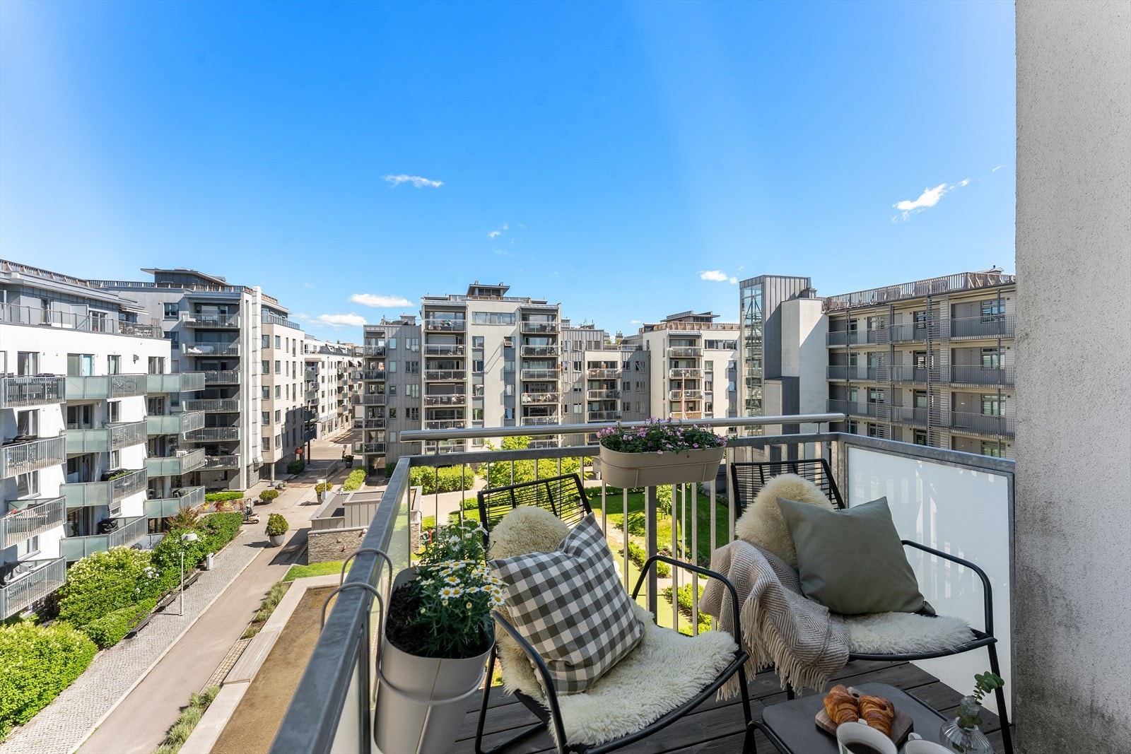 Fra soverommet er det utgang til den østvendte balkongen på ca. 4 kvm som vender ut mot stille gårdsrom Galleribilde