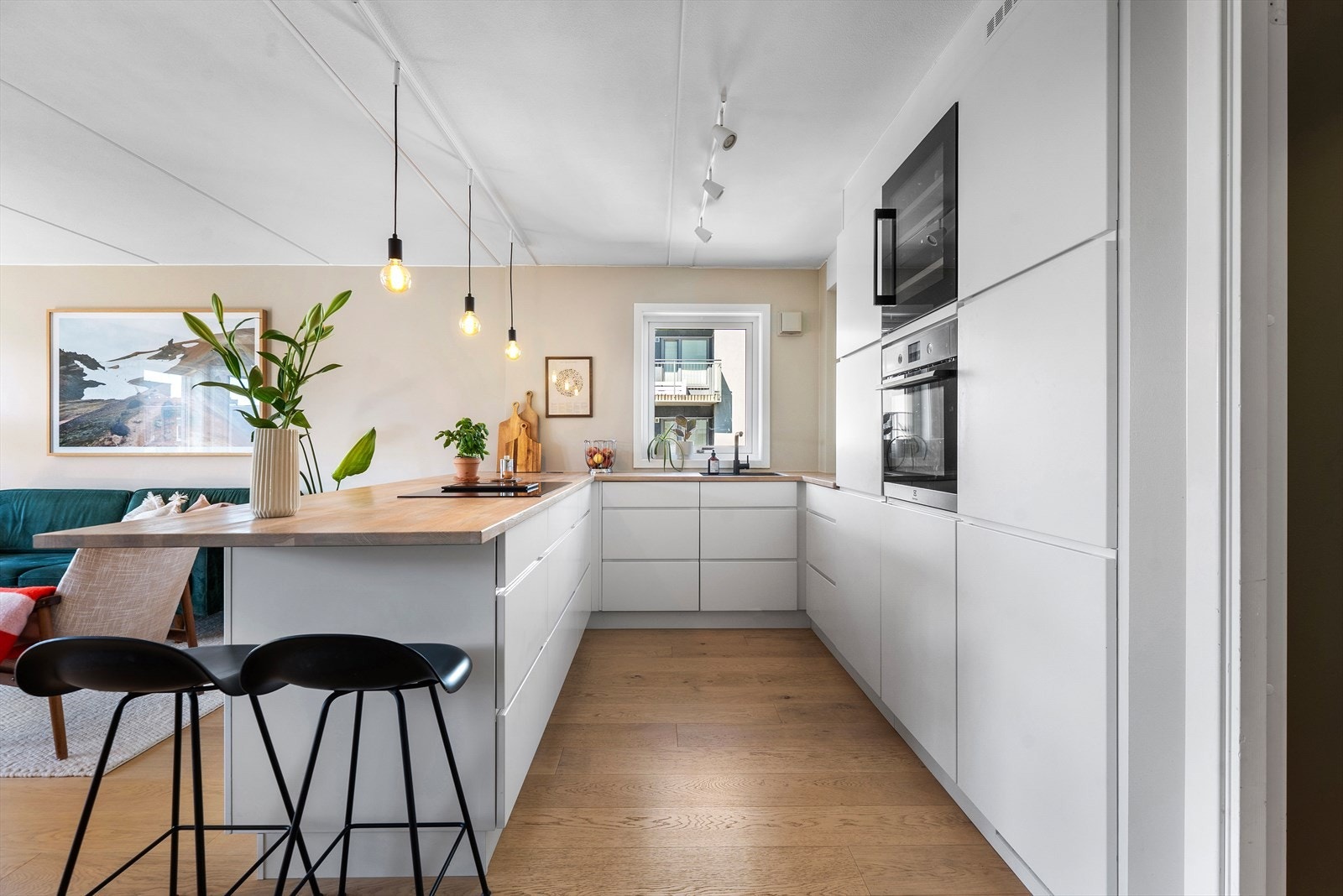 Lekkert Kvik kjøkken fra 2020 med masse skap- og benkeplass Galleribilde