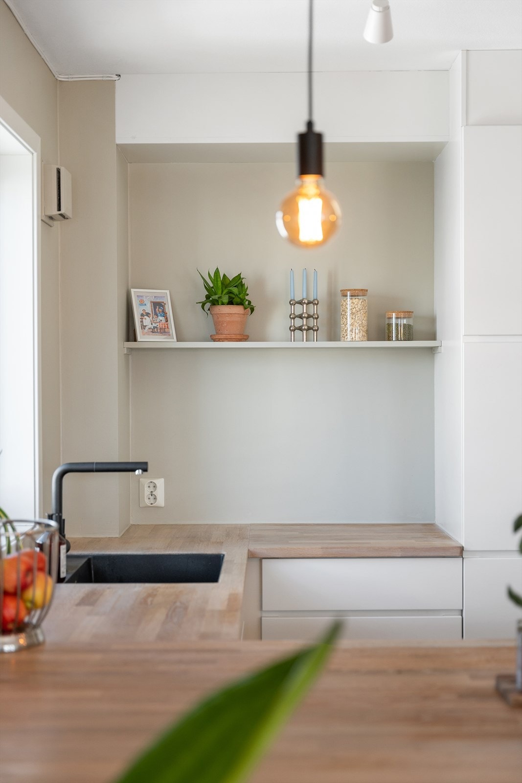 Heltre benkeplate med planlimt kum i kompositt Galleribilde