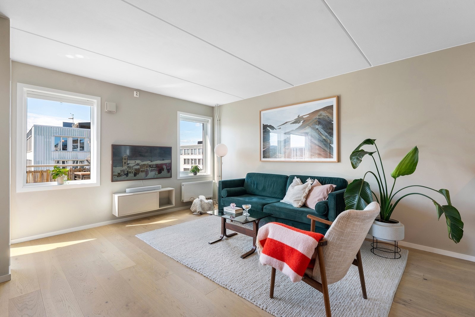 Leiligheten har god standard med lyse overflater og enstavsparkett Galleribilde