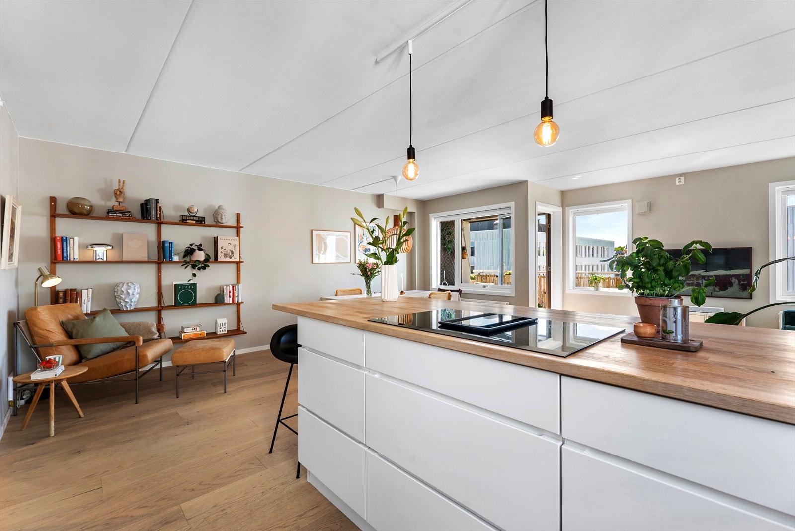 I oppholdsrommet er det vindusflater fra to himmelretninger som gir en god romfølelse Galleribilde