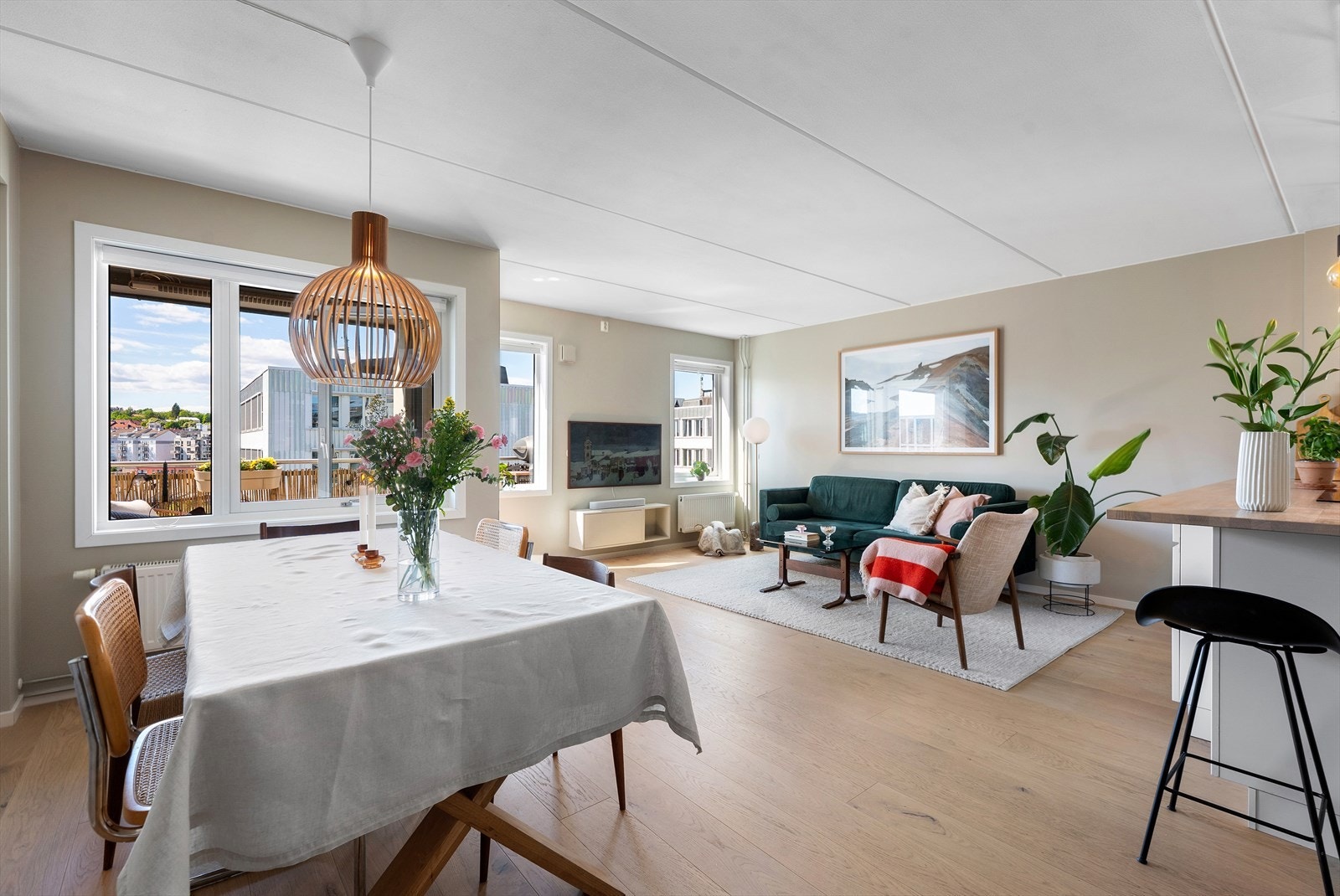 Leiligheten ligger i 6.etasje med to balkonger, garasjeplass og heisadkomst Galleribilde