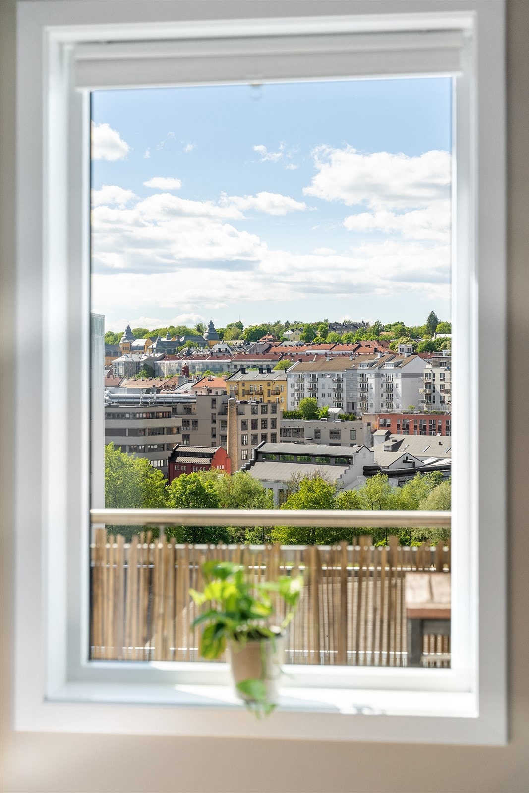 Med høy og lys endebeliggenhet i 6.etasje, må dette sies å være en relativt sjelden mulighet i Ringnes park Galleribilde