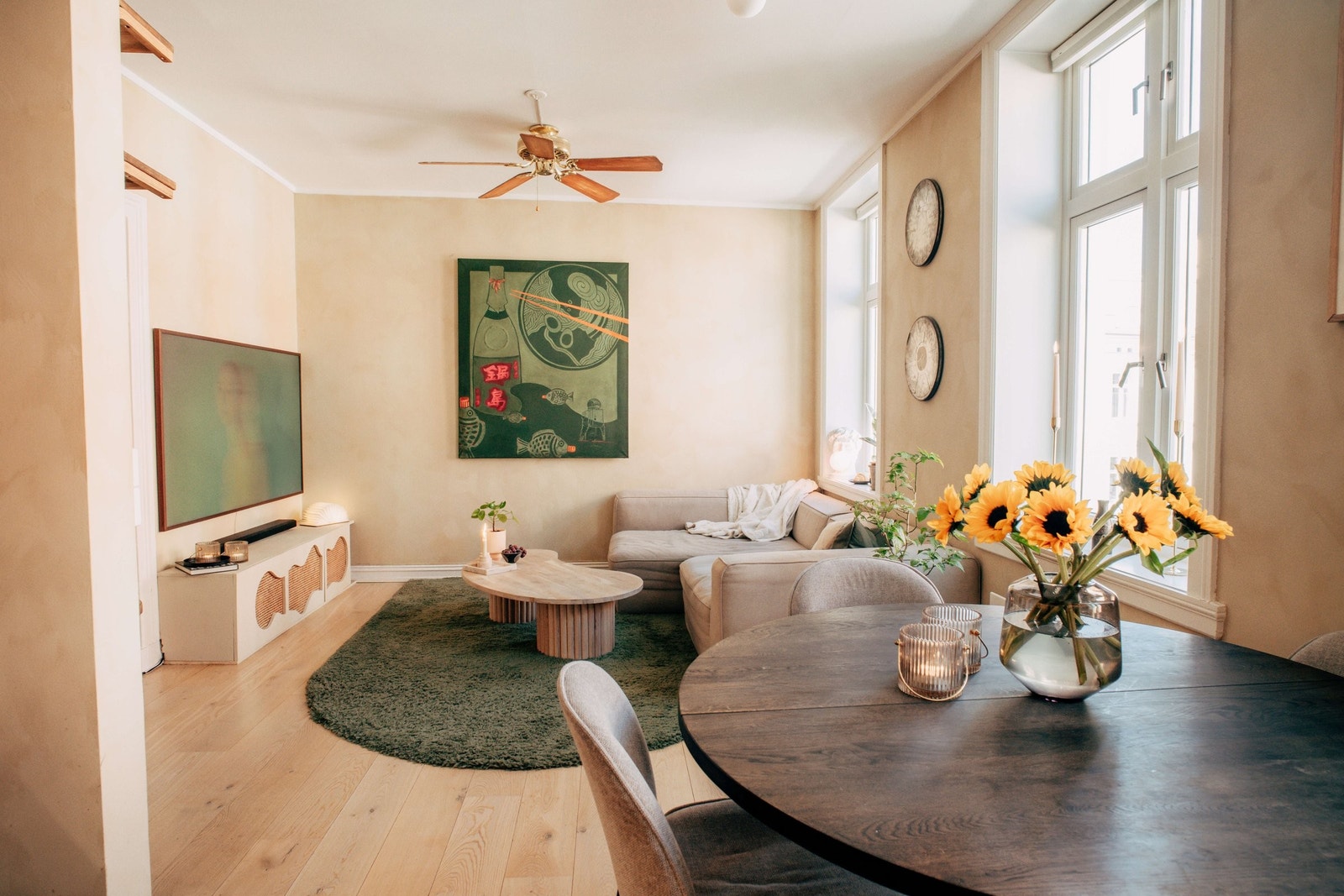 den åpne løsningen mellom kjøkken og stue, gjør at begge rommene føles store og luftige. Galleribilde