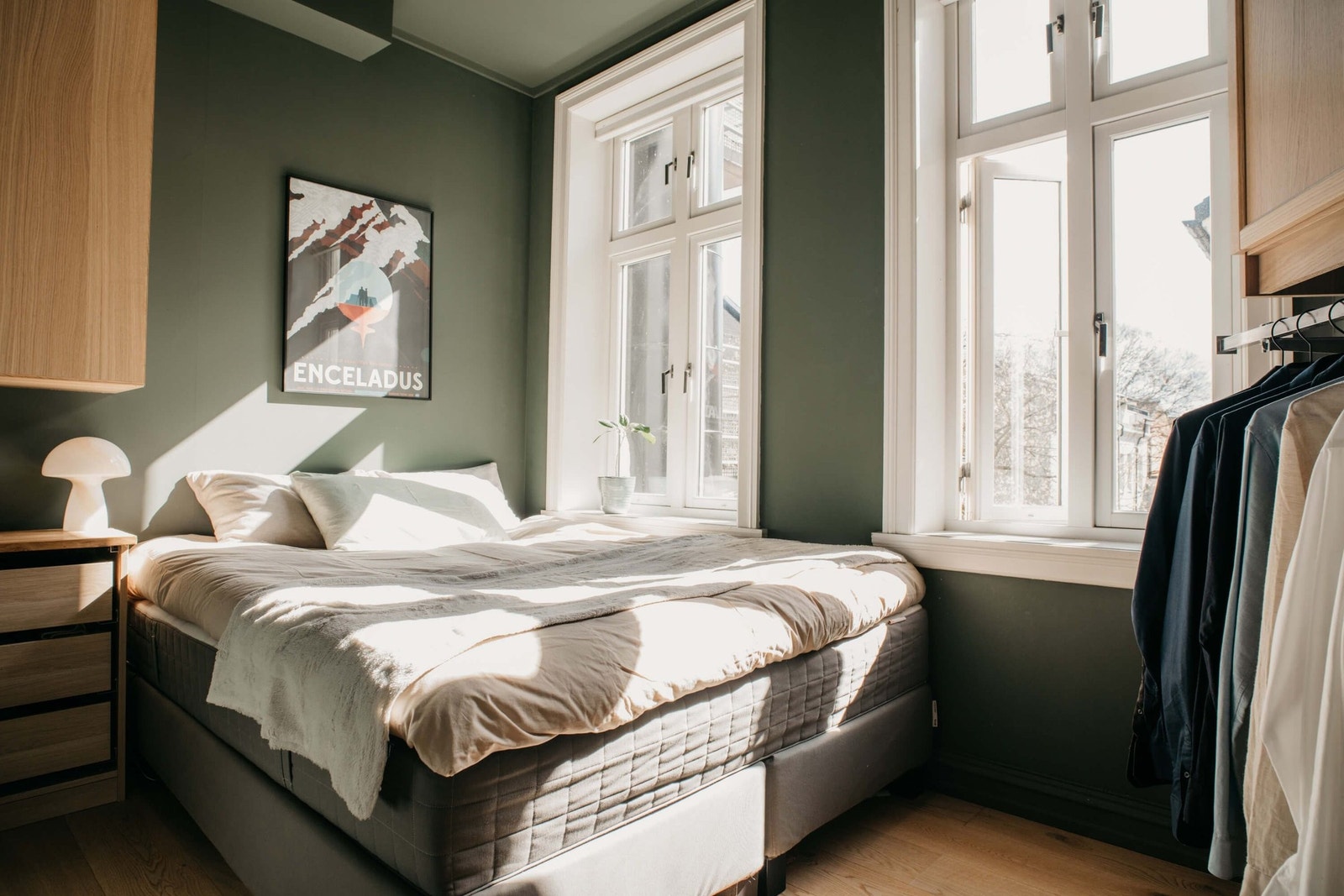 Koselig og lunt soverom, rettet mot bakgård, med to store vinduer og plasseffektive oppbevaringsløsninger. Galleribilde