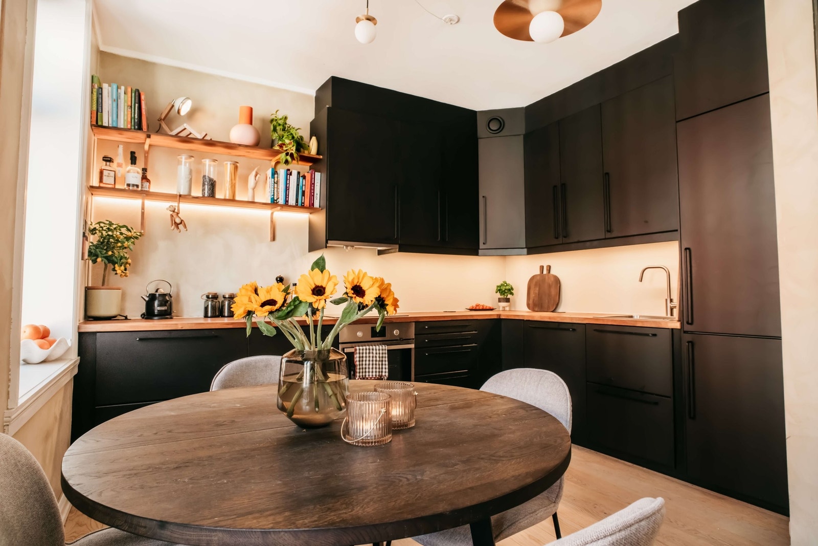 Svart kjøkken fra IKEA - kan lett bytte fronter om man ønsker en annen look. Galleribilde