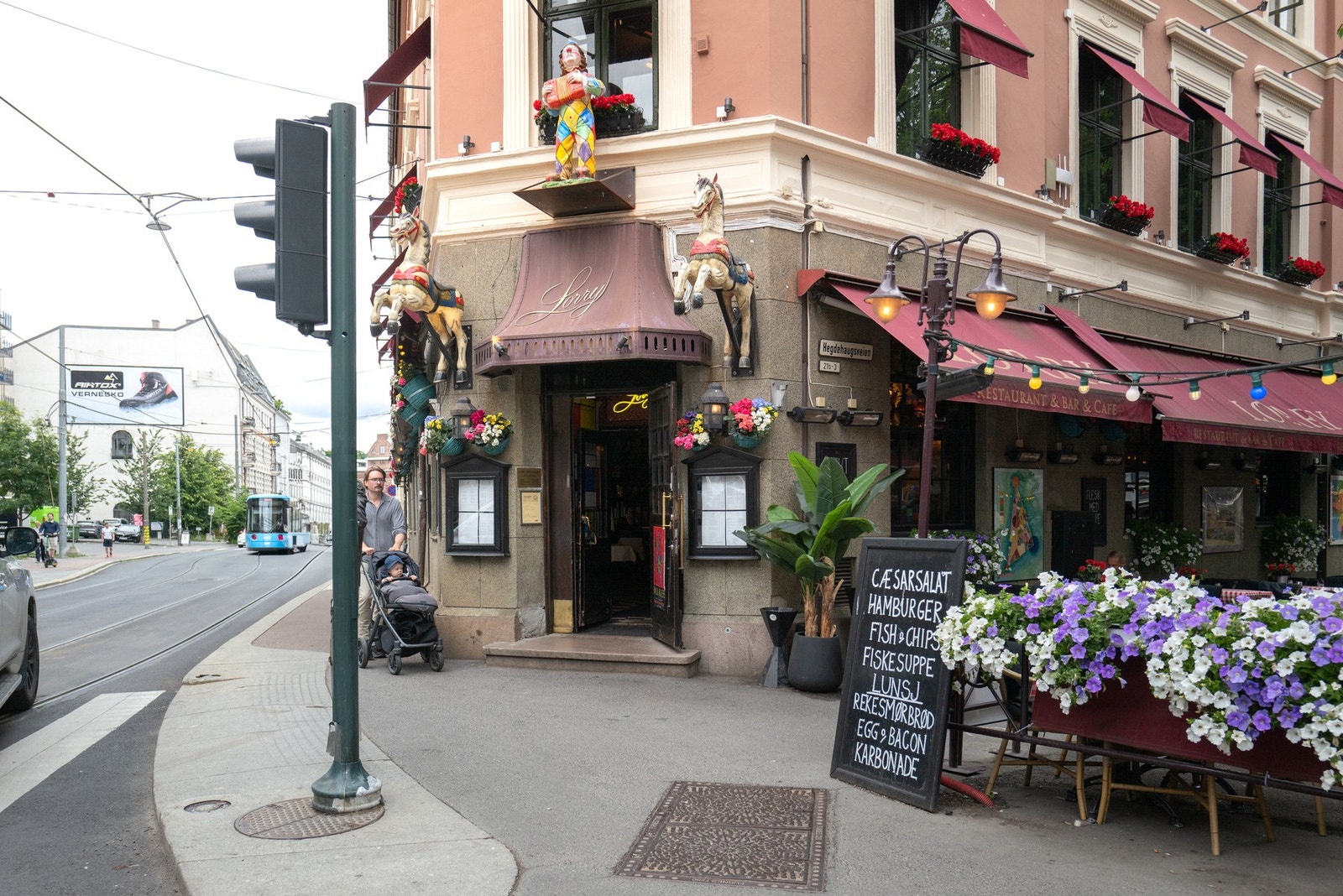 Lorry ligger rett ved boligen, og er ansett som en kulturinstitusjon. Restauranten har blitt drevet av samme familie siden 1870-tallet. Galleribilde